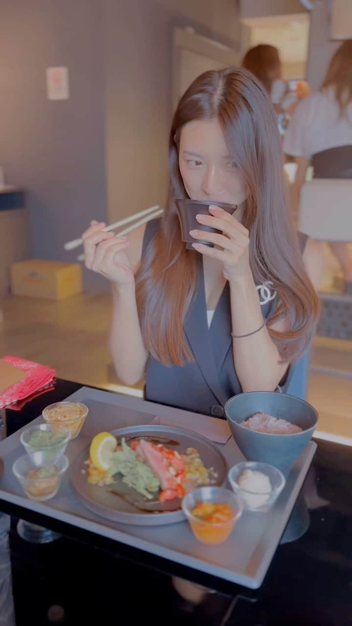 あいみのインスタグラム：「スマホに入ってる動画最後までさかのぼってみました❣️  食べ物を口に運んでる動画って意外と撮ってない✨ 1番最初の動画は2021年だった😂  動画の途中から急に最近になります🐰  食事管理厳しくなってサラダばっかり食べてる🥹  1.横濱中華街　サメまん 2.石垣島　コロッケ 3.石垣島　かき氷 4.京都　スティックメロンパン 5.東京　フランクフルト 6.東京　寿司 @sushi_ginza_aida  7.琵琶湖　ポテトチップス 8.ソウル　韓国おでん 9.ソウル　ピザ 10.ソウル　サラダ 11.大阪　サラダ 12.大阪　突き出し 13.大阪　馬肉定食 14.大阪　サラダ 15.大阪　ドーナッツ @gorilla_bake  16.滋賀　りんご飴 17.新幹線　サラダ 18.大阪　サラダ 19.滋賀　ソーセージ 20.湘南　牡蠣  最後の動画フィードで見ると、ちょっと見せられない表情で止まります編集が甘かった😂😂😂  #eat #japanesefood   #food」