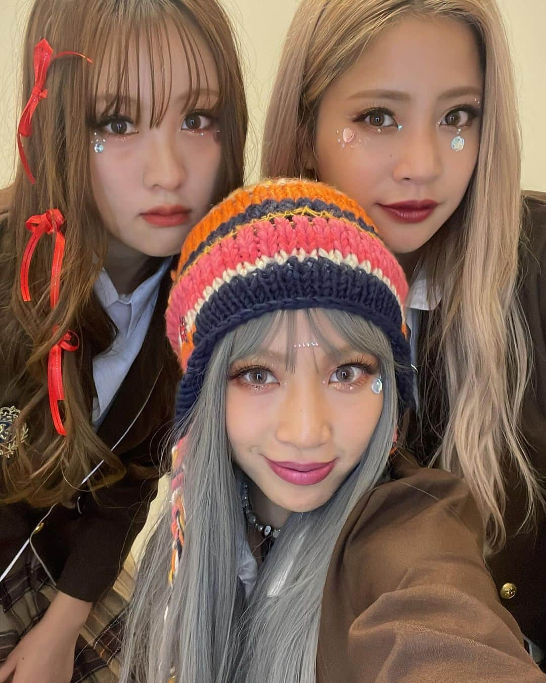 moca さんのインスタグラム写真 - (moca Instagram)「ハッピーハロウィン👻🤍 今年はみんなでギャルになったよ まじアゲ〜🪩🥳🤩🤘🏻💖  #エルオーエル #happyhalloween  #ハロウィン #ハロウィンコスプレ #制服プリ  #ハロウィン仮装」10月28日 10時45分 - moca_lol