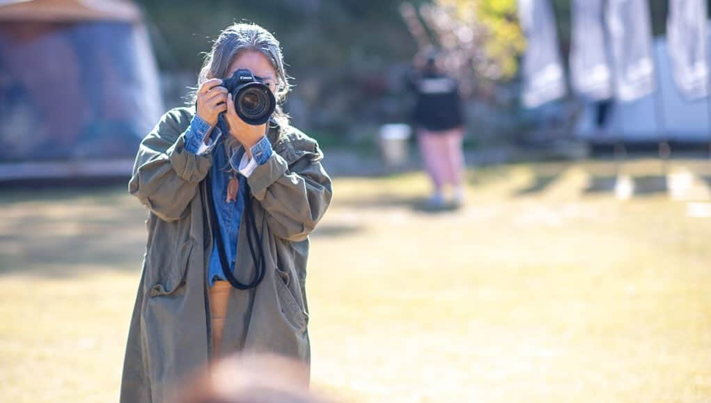 チェ・ジョンユンさんのインスタグラム写真 - (チェ・ジョンユンInstagram)「지난주 나의 첫 텐트 힌트의 단체캠핑에 다녀왔다.   이 텐트와 찰떡궁합인 분들. 역시나 못하는게 하나도 없으신 능력자 재주꾼들. 한가족한가족 너무 예쁘시고 훈훈했던 기억입니다. 서로 나누고 함께 즐기고 간만에 동심으로 돌아가 행복했어요.너무 뵙고 싶었던 꽁블님은 못뵜지만 너무너무 군침돌게 맛나는 소고기 스테이크로 아쉬움을 달랬답니다.  이 모든걸 가능하게 해주신 @picnic_partners 귀감님  스티브잡부님 너무나도 좋으신 힌터님들 그리고 맘껏 뛰놀수 있는 멋진 캠핑장 #캠핑에바나나 넘넘 고마웠습니다.  예쁜별 많이 봐서 좋았어요^^ 예쁜사진 감사해여 힌터님들  #캠핑 #가을캠핑  ⠀」10月28日 10時41分 - choi._.jy_