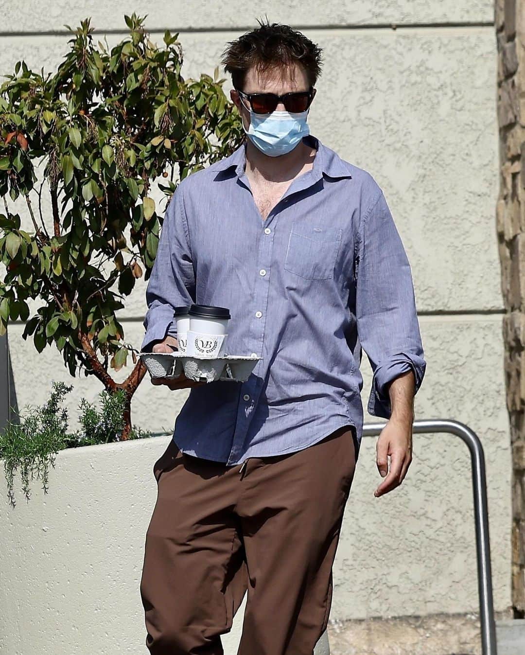Just Jaredさんのインスタグラム写真 - (Just JaredInstagram)「Robert Pattinson stepped out for some coffee on Friday at a supermarket in Los Angeles. There, the “Batman” star ran into Chris Diamantopoulos and his wife Becki Newton! Head over to JustJared.com for more photos! #RobertPattinson #ChrisDiamantopoulos  #BeckiNewton Photos: Backgrid」10月28日 10時41分 - justjared