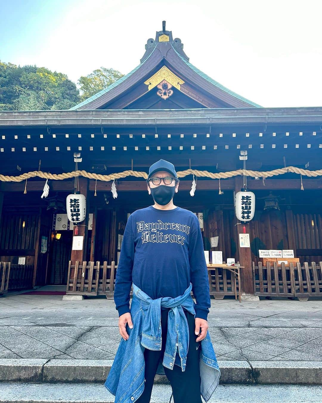 布袋寅泰のインスタグラム：「神出鬼没のホテ散歩@広島。今朝は比治山神社から比治山公園を抜けて広島市現代美術館から展望台へ。紅葉まであと1週間くらいかな？待ち遠しいね🍂🍁さらに陸軍墓地まで行って世界平和を祈り手を合わせてきたよ。かなりの勾配の強い坂を歩いたので足にかなりいい感じのテンション。しっかりストレッチして今夜のライブに挑みます。お互い楽しもうね！ #ホテ散歩　#広島　#比治山神社」