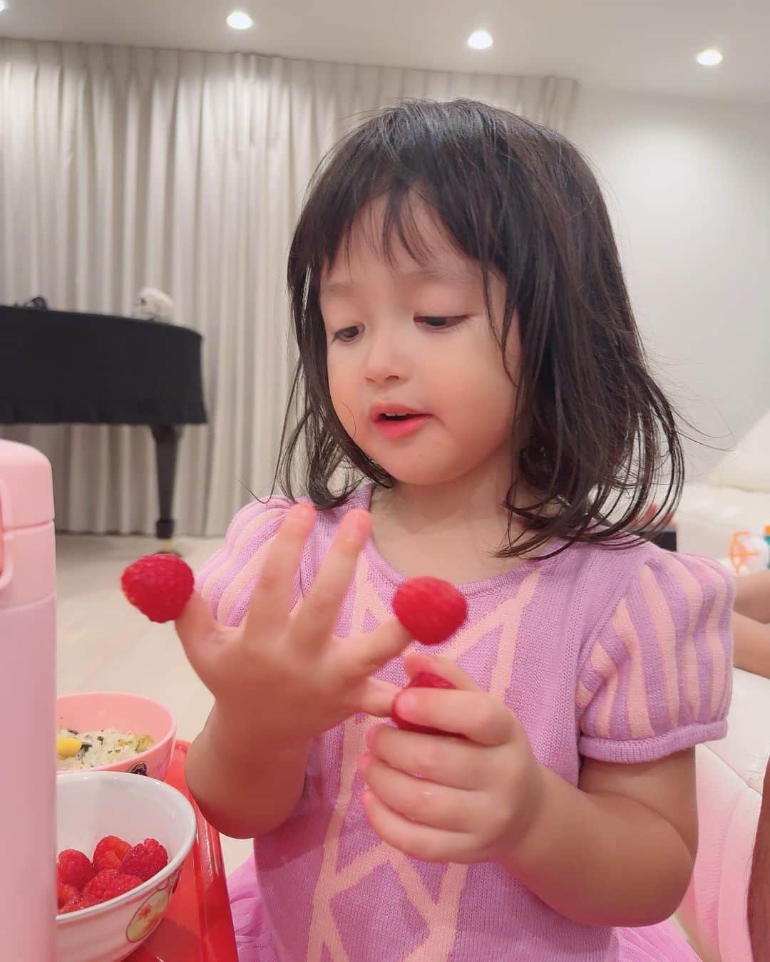 川崎希のインスタグラム：「ラプンツェルワンピ👸🎀💗  sisterの写真見るとインスタで最近のもず〜っとこれ着てると思うんだけど本当にこのワンピが大好きらしくて @gap_jp  で同じの3つ買って毎日着てるよ  パークでもよく着てる子見るからこのシリーズ大人気だよね🎀  ハマるとずっと同じの着たがるのはカゲトラと同じ😂笑  フルーツはラズベリーが大好きで1人でひとパック食べてるよ💗💗💗  #ラプンツェル　#ラプンツェルワンピ　#ディズニープリンセス　#gap」