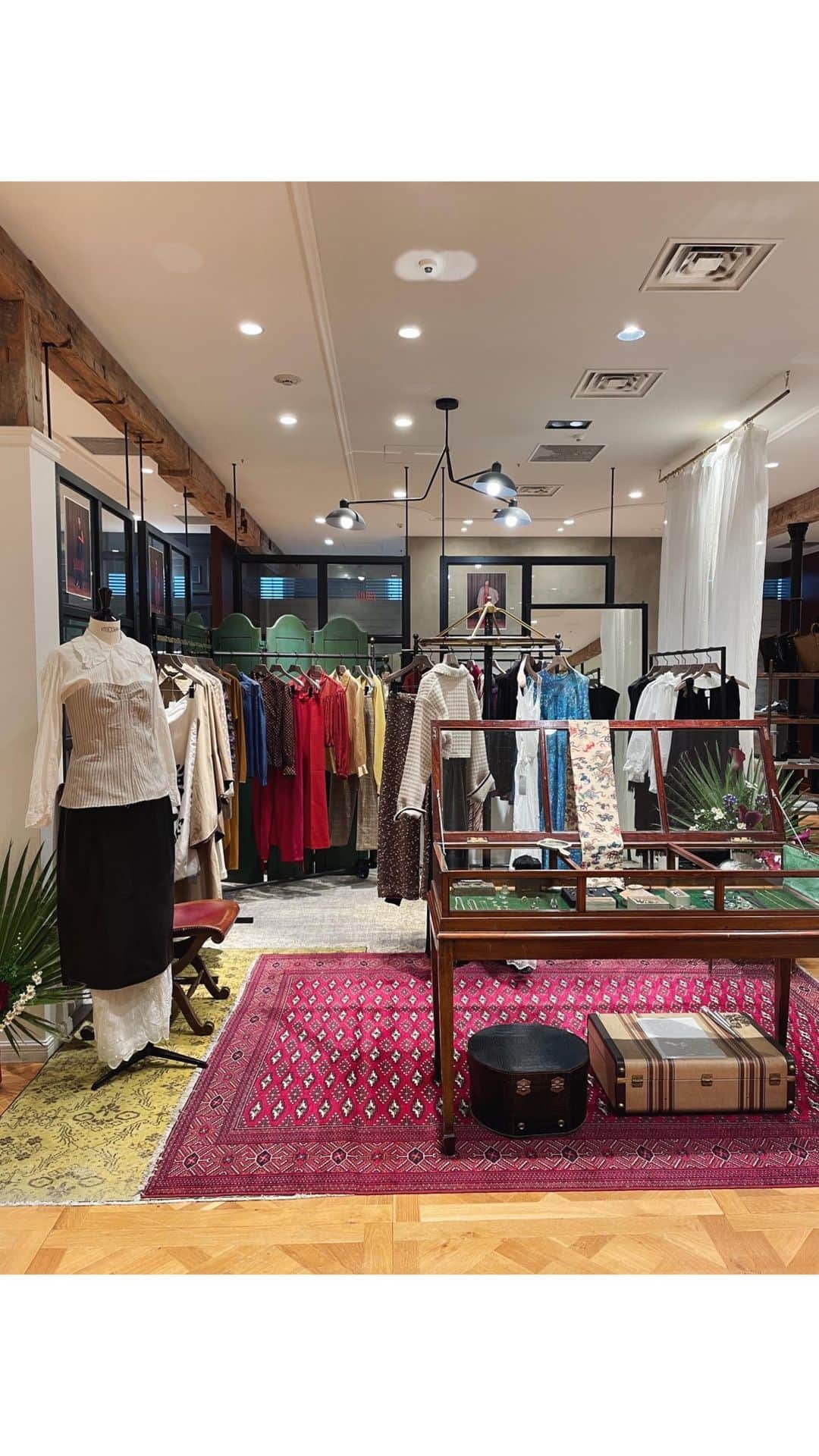 IÉNA LA BOUCLEのインスタグラム：「. ⁡ insta live archive👗 ⁡ “Boutique la boucle”  10.27(fri)〜11.1(wed) @newoman_shinjuku  ⁡ @1970sunnyvintage  @chaunceyutley_jewelry  ⁡ ⁡ ⁡ ⁡」