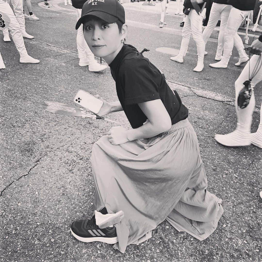 川崎亜沙美さんのインスタグラム写真 - (川崎亜沙美Instagram)「ーーーーーーーーーー  2023/9 祭  祭りいぅたら バタバタや  せやけど　バタバタの中には "快感と笑"が沢山 身に降りかかる。  走る気満々の私の足に  娘の　じかたび　くっついてました。 そんな事ある⁈ メンバーが「何つけてん⁇」って聞かれるまで  全く気づいてない私でした。 楽しいよね。  #川崎亜沙美 #舞台女優 #俳優 #歌手 #シンガーソングライター #岸和田 #祭りLOVE #だんじり #笑 #ハプニング #松葉杖 #前十字靭帯断裂した #完走」10月28日 10時48分 - asami__kawasaki