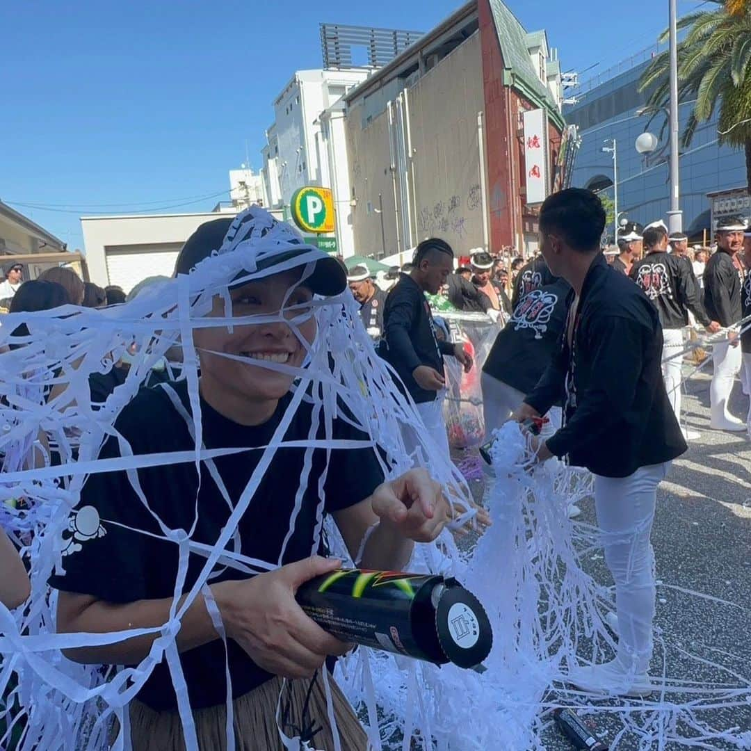 川崎亜沙美のインスタグラム：「ーーーーーーーーーー  2023/9 祭  祭りいぅたら バタバタや  せやけど　バタバタの中には "快感と笑"が沢山 身に降りかかる。  走る気満々の私の足に  娘の　じかたび　くっついてました。 そんな事ある⁈ メンバーが「何つけてん⁇」って聞かれるまで  全く気づいてない私でした。 楽しいよね。  #川崎亜沙美 #舞台女優 #俳優 #歌手 #シンガーソングライター #岸和田 #祭りLOVE #だんじり #笑 #ハプニング #松葉杖 #前十字靭帯断裂した #完走」