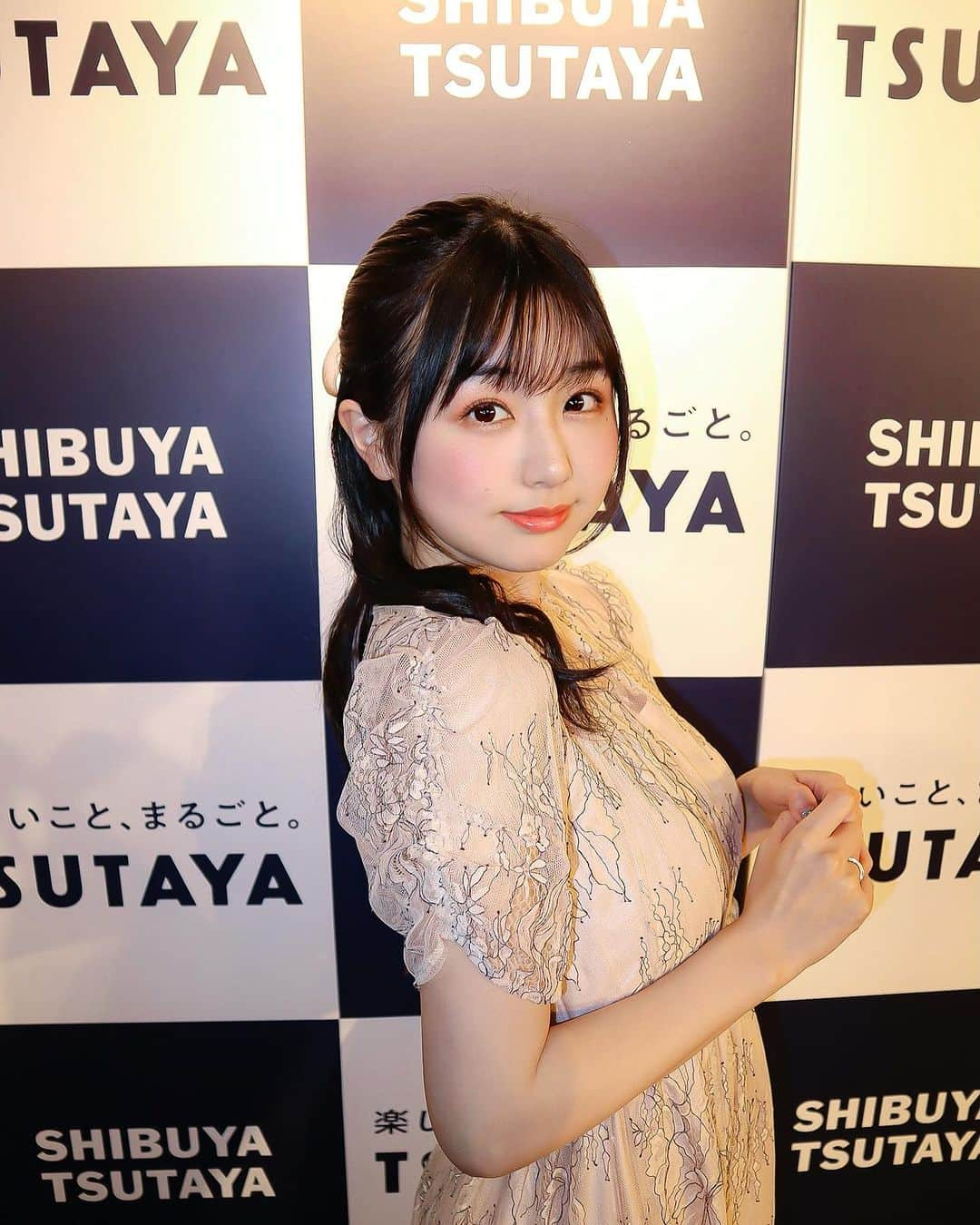 栗田恵美のインスタグラム：「ちょっと前のイベントのときの。  今年？来年の一月？、、、またお渡し会するよ、、！！！ ミラノの写真集もあるし、まだ発表されてないものもあるよ、、！！！  来年がもう既に楽しみ、、、！！」