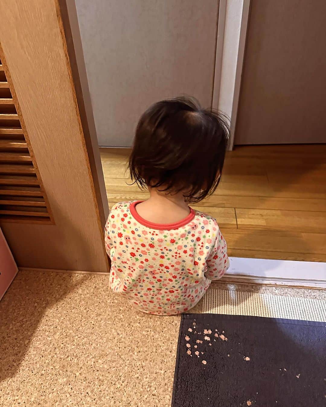 なだぎ武さんのインスタグラム写真 - (なだぎ武Instagram)「洗面所で顔洗ってふと振り向いたら、お子（1歳)が大人の哀愁で座ってた😅、、、」10月28日 11時02分 - nadagigigi