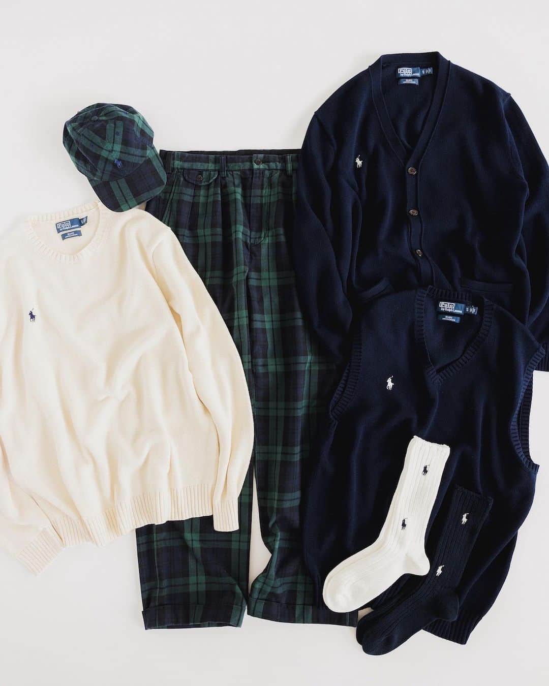 のインスタグラム：「... POLO RALPH LAUREN for BEAMS ”High School Student Collection” 10.28（Sat.）Release!!  @poloralphlauren  〈POLO RALPH LAUREN（ポロ ラルフ ローレン）〉の別注シリーズ第11弾を迎えた今回は、“High School Student（高校生）”と題して、これからの季節に活躍するニットウェアを中心に別注。  別注の代名詞とも言えるポロ ポニーの左右の配置を入れ替えたカーディガン、セーター、ベストの3型をスクールカラーの定番色であるナチュラルと、上品なネイビーで展開します。  加えて、ニットと好相性のチノパンツとクラシックなキャップもラインアップ。 生地はスクールテーマにふさわしい「ブラックウォッチ」柄を採用しました。 また、リブ下とくるぶし付近の2箇所にポロ ポニーを配した、遊び心溢れる『ソックス』も登場。  ぜひこの機会をお見逃しなく！  🗓発売日 2023年10月28日（土）  📍販売店舗 〈BEAMS〉、〈BEAMS BOY〉レーベル取り扱い店舗 ※一部地域を除く BEAMS公式オンラインショップ  アイテムはこちら👇 https://www.beams.co.jp/tag/231028_RALPH_BEAMS/ 🔗→@beams_official ストーリーズハイライト最新の”Pick up Items”より  @beams_mens_casual @beams_boy_official #poloralphlauren #beams #beamsboy #ポロラルフローレン #ビームス #ビームスボーイ」