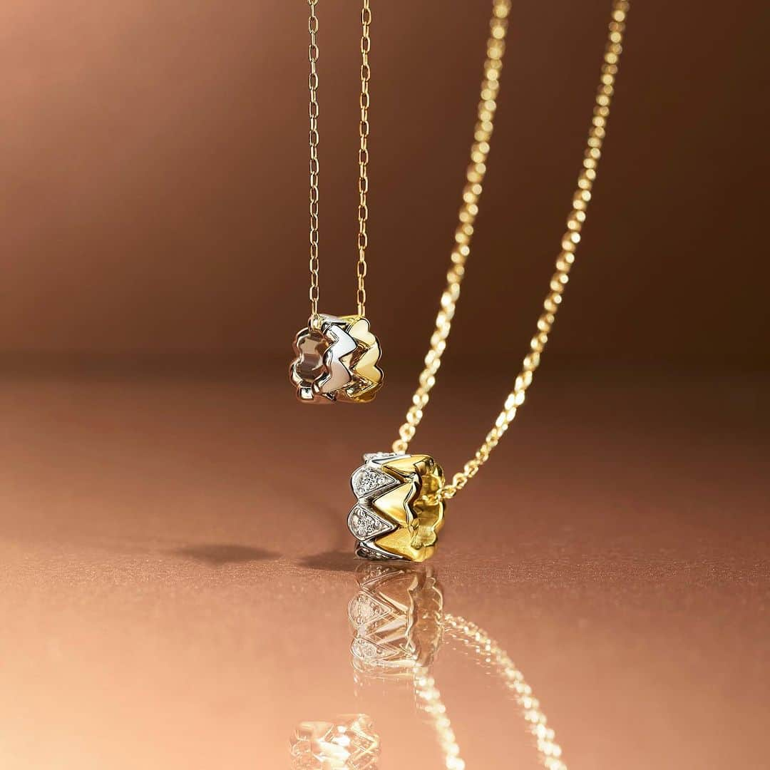 starjewelry_pressのインスタグラム：「-WINTER LIMITED- TONE OF LOVE / NECKLACE  ハートが連なるミニリングがポイントの限定ネックレス。 K10YG×K10WGはオール地金のハートが連なるデザイン、K18YG×Pt950は地金のハートとダイヤモンドをセットしたドロップモチーフのコンビネーションで展開。 立体感のあるミニリングが胸元を華やかに彩ります。  ＝＝＝＝＝  ≪SPECIAL CUSTOMIZE≫ 11/15(水)まで、WINTER LIMITED「TONE OF LOVE」シリーズのセットリング・ネックレスの期間限定カスタマイズを受付中！ イエローゴールド部分を肌なじみが良く上品な印象のローズゴールドに変更が可能。 また、K10素材からK18素材のアップグレードも承ります。 ※製作期間：約1ヶ月  #starjewelry #スタージュエリー #winter #holiday #limitedmodel #winterlimited #toneoflove #sequence #ring #necklace #ネックレス #jewelry」