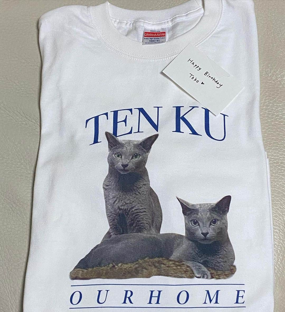 安蘭けいのインスタグラム：「うちの可愛い姪っ子が、誕生日プレゼント🎁に天空のTシャツを作ってくれました✨なんて可愛いの❤️ 可愛すぎてまだ着れてない☺️  粋なことをするよくできた姪っ子なんです😊❤️  #姪っ子 #ありがとう❤️  #天空 #愛猫 #Tシャツ　 #大切な贈り物🎁 #あなたならいつ着る」