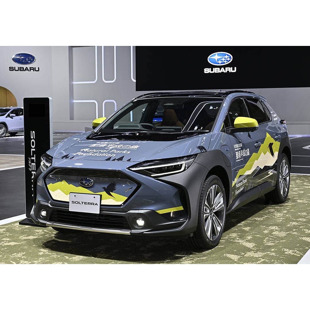 のインスタグラム：「【JAPAN MOBILITY SHOW 2023】  出展車両情報⑤ ■SOLTERRA 「ET-HS」改良モデル  BEVという新たな価値や、長年にわたって大切に培ってきた「安心と愉しさ」というSUBARUならではの価値を詰め込むことで、地球環境に配慮しながらも、実用性を兼ね備えたSUBARU初のグローバルBEVです。 安全性能向上など、マイナーチェンジを実施したソルテラの初公開となり、また「一つのいのちプロジェクト」の一環で、自然公園財団向けにラッピングした仕様です。  出展車両の詳細はストーリーズをご覧ください。  #SUBARU #スバル #SOLTERRA #ソルテラ #SUBARUJMS #JMS2023 #ジャパンモビリティーショー」