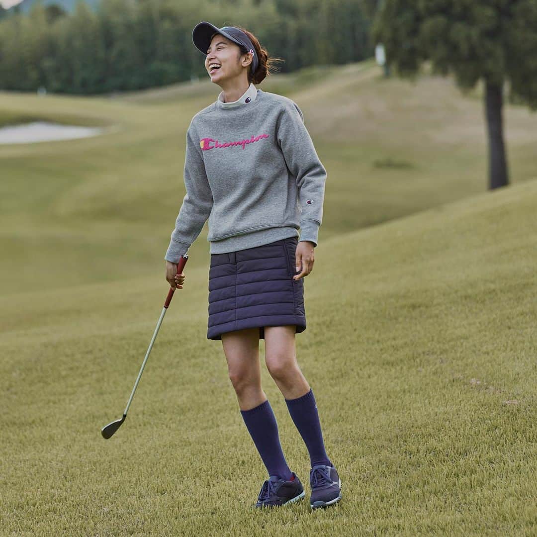 Champion Japanさんのインスタグラム写真 - (Champion JapanInstagram)「Champion GOLF 23FW Women's  オーセンティックアメリカンアスレチックウェアのエッセンスとファンクショナリティを兼ね備えたコレクション。  保温、防風機能を備えたベストを使ったセットアップコーデ✨ グレーの スウェットシャツを合わせて抜け間をプラス◎  #champion #golf #visor #vest #crewneck #highneckshirt #skirt #highsocks #sports #チャンピオン #ゴルフ #バイザー #ベスト #クルーネック #ハイネックシャツ #スカート #ハイソックス #スポーツ」10月28日 11時00分 - champion_japan