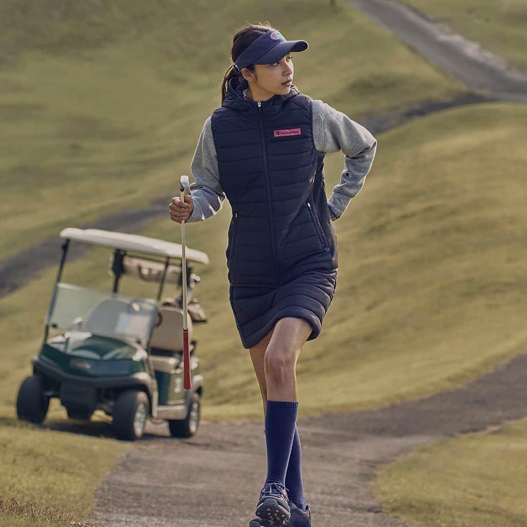 Champion Japanさんのインスタグラム写真 - (Champion JapanInstagram)「Champion GOLF 23FW Women's  オーセンティックアメリカンアスレチックウェアのエッセンスとファンクショナリティを兼ね備えたコレクション。  保温、防風機能を備えたベストを使ったセットアップコーデ✨ グレーの スウェットシャツを合わせて抜け間をプラス◎  #champion #golf #visor #vest #crewneck #highneckshirt #skirt #highsocks #sports #チャンピオン #ゴルフ #バイザー #ベスト #クルーネック #ハイネックシャツ #スカート #ハイソックス #スポーツ」10月28日 11時00分 - champion_japan