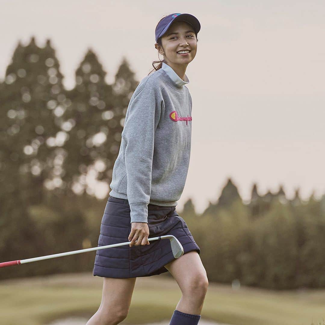 Champion Japanさんのインスタグラム写真 - (Champion JapanInstagram)「Champion GOLF 23FW Women's  オーセンティックアメリカンアスレチックウェアのエッセンスとファンクショナリティを兼ね備えたコレクション。  保温、防風機能を備えたベストを使ったセットアップコーデ✨ グレーの スウェットシャツを合わせて抜け間をプラス◎  #champion #golf #visor #vest #crewneck #highneckshirt #skirt #highsocks #sports #チャンピオン #ゴルフ #バイザー #ベスト #クルーネック #ハイネックシャツ #スカート #ハイソックス #スポーツ」10月28日 11時00分 - champion_japan