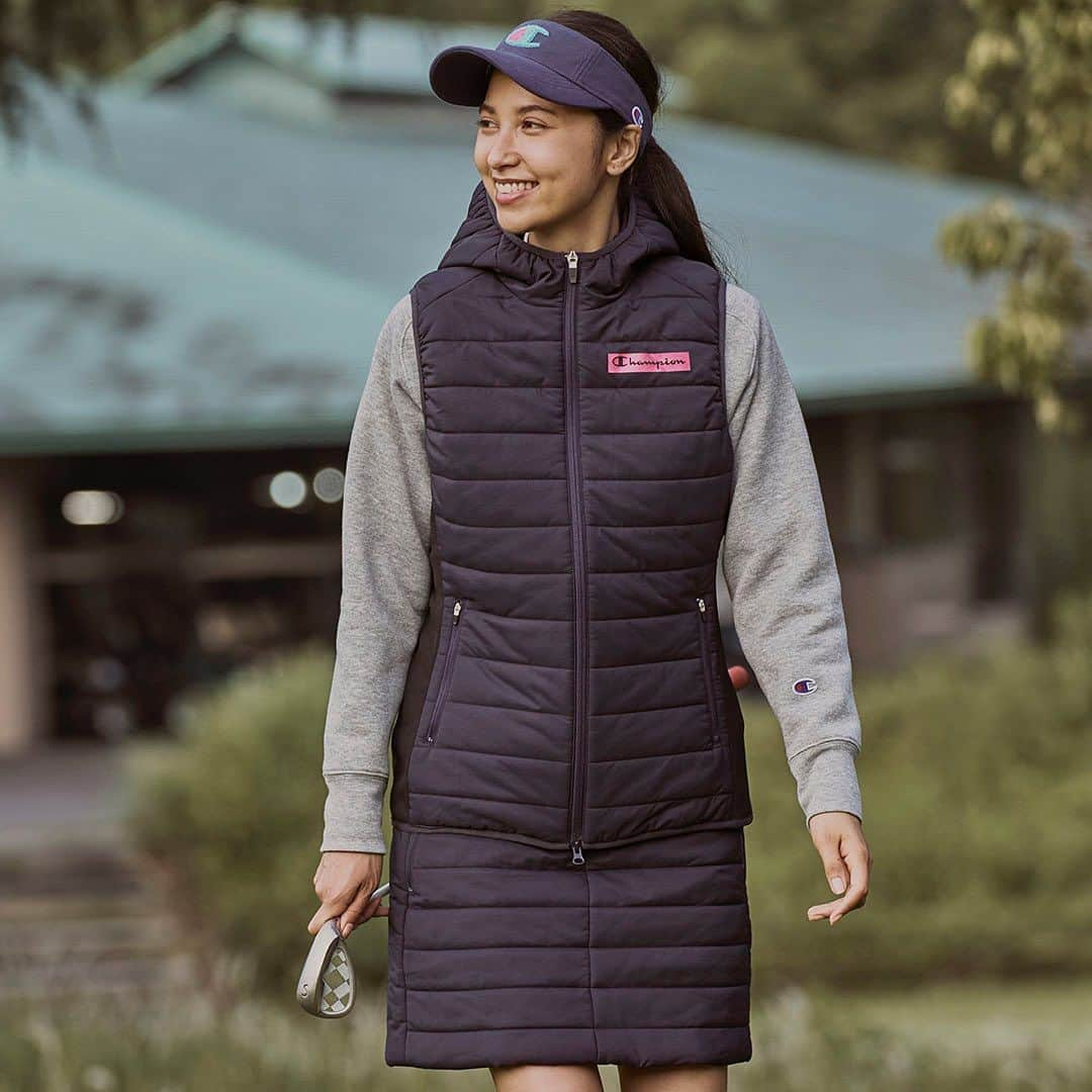 Champion Japanのインスタグラム：「Champion GOLF 23FW Women's  オーセンティックアメリカンアスレチックウェアのエッセンスとファンクショナリティを兼ね備えたコレクション。  保温、防風機能を備えたベストを使ったセットアップコーデ✨ グレーの スウェットシャツを合わせて抜け間をプラス◎  #champion #golf #visor #vest #crewneck #highneckshirt #skirt #highsocks #sports #チャンピオン #ゴルフ #バイザー #ベスト #クルーネック #ハイネックシャツ #スカート #ハイソックス #スポーツ」