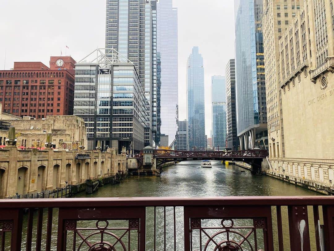 ユナ・デュフネさんのインスタグラム写真 - (ユナ・デュフネInstagram)「🇺🇸Gotham City  . . . #Chicago #Downtown #Batman #Landscape #building #design #architecture #skyline #business #travelphotography #Autumn #dark」10月28日 11時11分 - youna_d