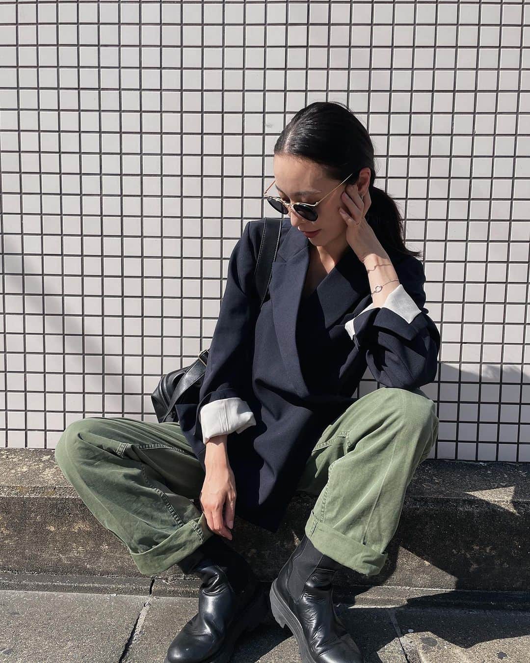櫻井千尋のインスタグラム：「. ポカポカサタデーイ  わたしのクローゼットの中には 高校生のときから絶対ジャケットがある  万能だし、気持ちがシャキッとなるのが好き。 今年も新しいジャケットを新調✨  今日は娘初カットの日💇🏻‍♀️ かわいくなあれ〜 かわいくなあれ〜」