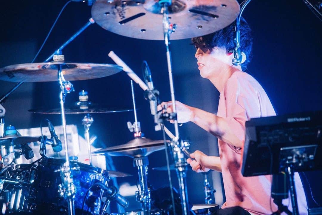 KOUHEIのインスタグラム：「2023.10.27  Zepp Fukuoka 『ハルカミライ "ヨーロー劇場TOUR 2023"』 福岡ありがとうございましたー！ 打ち上げも楽しかったなーん😌 福岡の街の感じやっぱいいよなーって思いました😌 まくるねーん🤞  📸 @junpeihiyoshi」