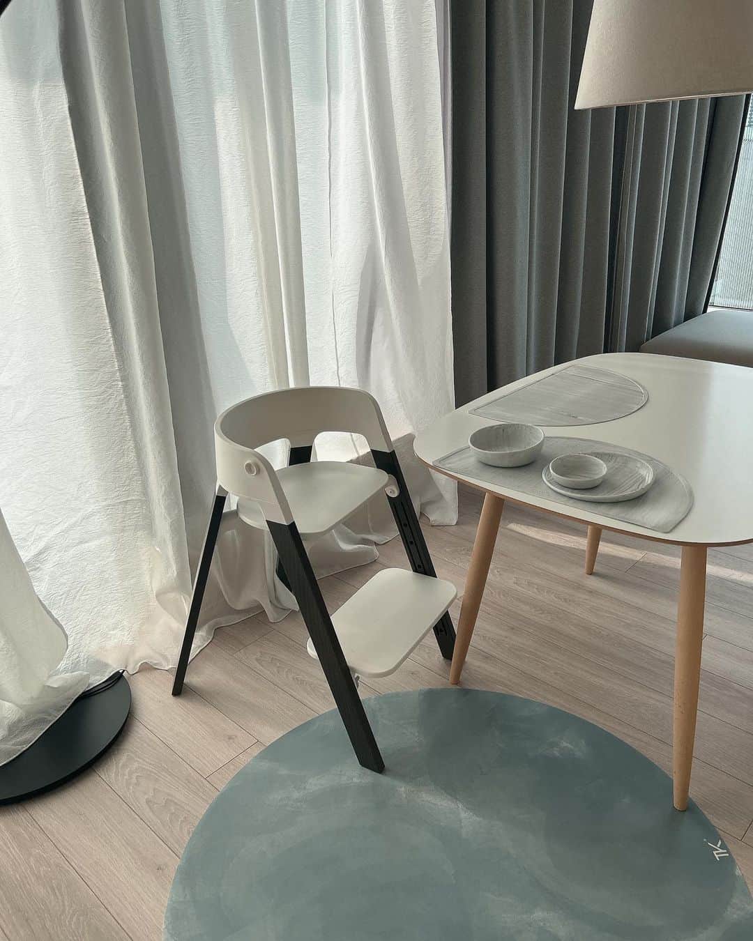 浜田翔子さんのインスタグラム写真 - (浜田翔子Instagram)「@stokkejapan  トリップ トラップから ステップス チェアへ  トリップトラップ（+ベビーセット+ストッケトレイ） 6ヶ月離乳食からずっと使っていて 大人まで使えます。  ステップス　チェアは背もたれ部分が円形になって もたれれるから 自分で座ってごはんを待ってくれてます♡  2人目は トリップトラップにニューボーンセットを付けるのもいいなぁ。。 色展開豊富でおしゃれだ〜  #トリップトラップ #stokketripptrapp #stokkesteps  #pr #ストッケ #ステップスチェア」10月28日 11時09分 - shoko_hamada