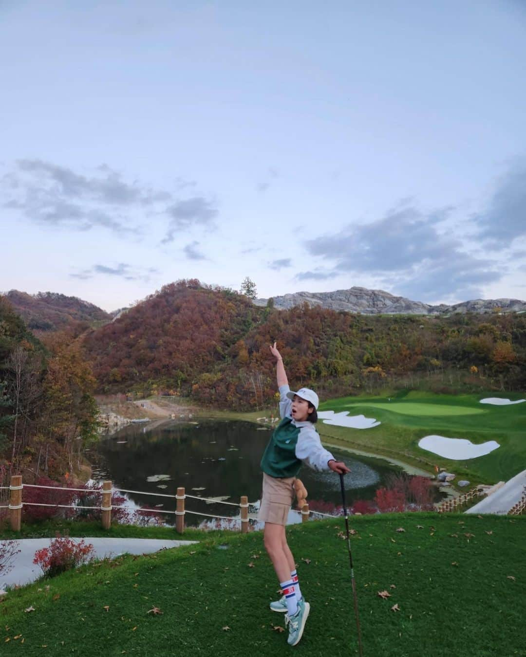 ソン・ダムビのインスタグラム：「이제 가을이 마지막인 듯🙈😭 가을아 가지 마🍁🍁 다들 즐 주말🤞🏻🤞🏻🏌🏻‍♀️🏌🏻‍♀️」