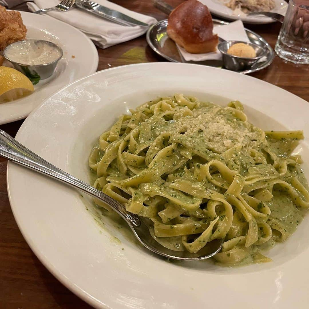 芽華ららさんのインスタグラム写真 - (芽華ららInstagram)「🗽🍴🗽🍴🗽 𝒅𝒆𝒍𝒊𝒄𝒊𝒐𝒖𝒔 𝒇𝒐𝒐𝒅𝒔 𝒊𝒏 𝑵𝒀𝑪 ⁡ ニューヨークで食べた美味しかったものたち😋💓 ⁡ 📍joe's pizza コスパ良いピザ屋さん🍕 ピザ3枚とドリンクで$20 行列が出来てたけど、食べ歩きする人もいるからそこまで待たずに、店内でたべれたよ！ これがNYピザなのね✨✨ 生地が薄くて味が濃い🍕🍕🍕 おチビも一枚ペロリと食べてた😂 ⁡ 📍Yakiniku Gen かなえオススメの焼肉屋さん 食べるのにもお喋りするのも夢中すぎてコレしか写真が無い🤣 店員さんも日本語上手で(日本人ではない)お客さんも日本人も多くて日本にいるみたいやった😁 ユッケもあったよ！ 久しぶりの焼肉は身体に染みた🥹 ⁡ 📍sushi of Gari 母と父の同級生が働いてるお店でお伺いすることに✨ 30年ほど前に私はお会いした事あるみたいだけど勿論記憶ないよね🤣 アメリカでこんなに美味しいお寿司や日本食を食べれるとは思わなかった🥹🥹🥹 松茸も食べれたよ！ 最近は運転するから外で飲まないから、久しぶりに飲めた🍷 外で飲めるのは旅行の醍醐味だね🤭 店内は外国人で賑わってた！ やっぱりお寿司って人気なんやね☺️✨ ⁡ 📍pazza notte 偶然NYで出会った日本人の方に教えてもらったお店。 お店の雰囲気も良くて、味も濃すぎず美味しかった！ 観劇の時間が迫っててゆっくり出来なかったから、また機会があれば行きたいなぁ☺️ ⁡ NYはノースカロライナと違ってオシャレで入ってみたいなと思うレストランが沢山❣️ そしてどの店も美味しい😋💕 さすが大都会NYだなと思いました🥺✨　 子供連れてても行きやすいお店ばかりでした😊 またNY行ったら絶対行きたい🩷 今回はノープラン旅行だったから次回からはちゃんとスケジューリング必要だなと反省🙇🏻‍♀️ ⁡ to be continued... ⁡ #usa #nc #ny #travel #アメリカ駐在#アメリカ赴任#アメリカ駐在生活#海外生活#ノースカロライナ州#ノースカロ ライナ生活 #アメリカ旅行#ニューヨーク旅行 #ららトラベル #rarainUSA #rarastgram #❤️」10月28日 11時16分 - rara.world