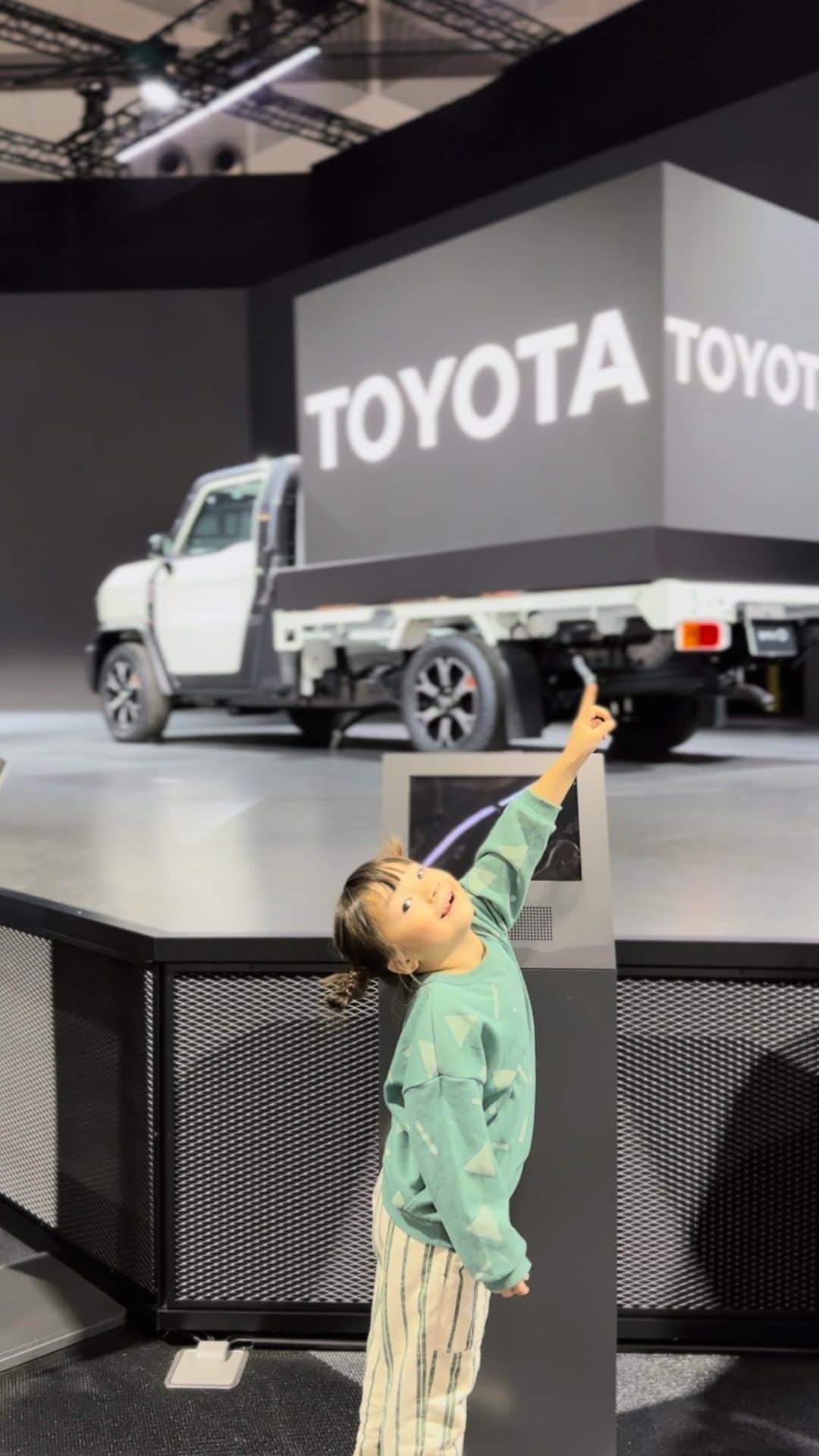 長谷川あやのインスタグラム：「・ 『Japan Mobility Show 2023』に 遊びに行ってきたよーー👧🏻🧑🏻❣️  そこまでクルマに詳しいわけではないのですが トヨタブースの IMV 0 CAPSULE BARで オリジナルのミニカーがゲットできたり スペースモビリティフォトエリアで 月面探査車の実験機の スペースモビリティと一緒に 写真を撮ったり Round-Paletteに 乗ることができたりして どんどん関心がわいてきて、、、🥺💭  この先の未来私たちの生活を 大きく変えていくであろう最新の世界を 見ることができて楽しみながらも とっても勉強になる時間でした✨  2023年10月28日（土）～11月5日（日） 【会場】：東京ビッグサイト ぜひ遊びに行ってみてください😆🤲  #PR#ジャパンモビリティショー#トヨタ」