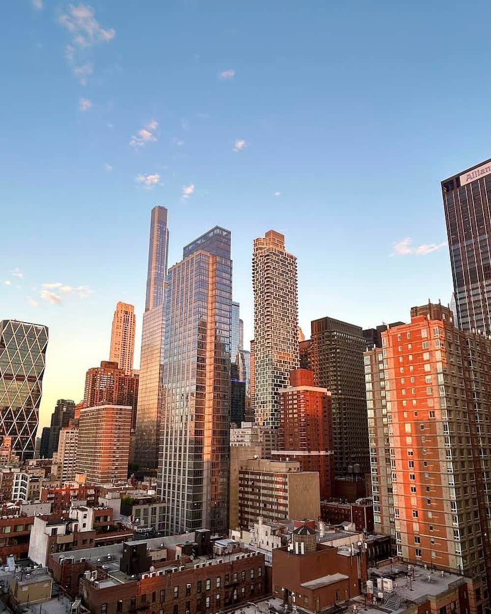 黒川智花のインスタグラム：「♡ 本日の夕焼け🌆 秋深まるニューヨーク🗽 日中は半袖の方、ダウンコートの方など様々です😽 🌍 #黒川智花のNY珍道中 #智花inNY #nyc #NewYork #ニューヨーク生活」