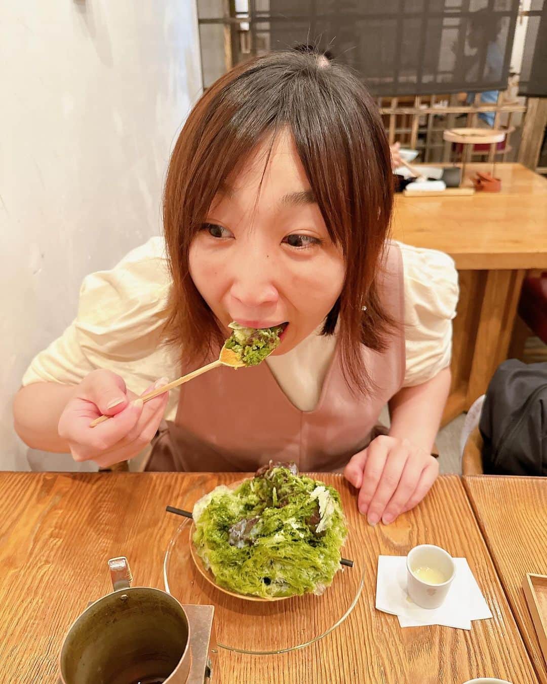 あいすけのインスタグラム：「気づけば1ヶ月更新してなかったので、最後に食べたであろうかき氷の思い出を載せます。ランチして街ブラして甘味食べてやっぱり最後は瓶ビールです。 松浦さんを頭のなかに植え付けてください。」