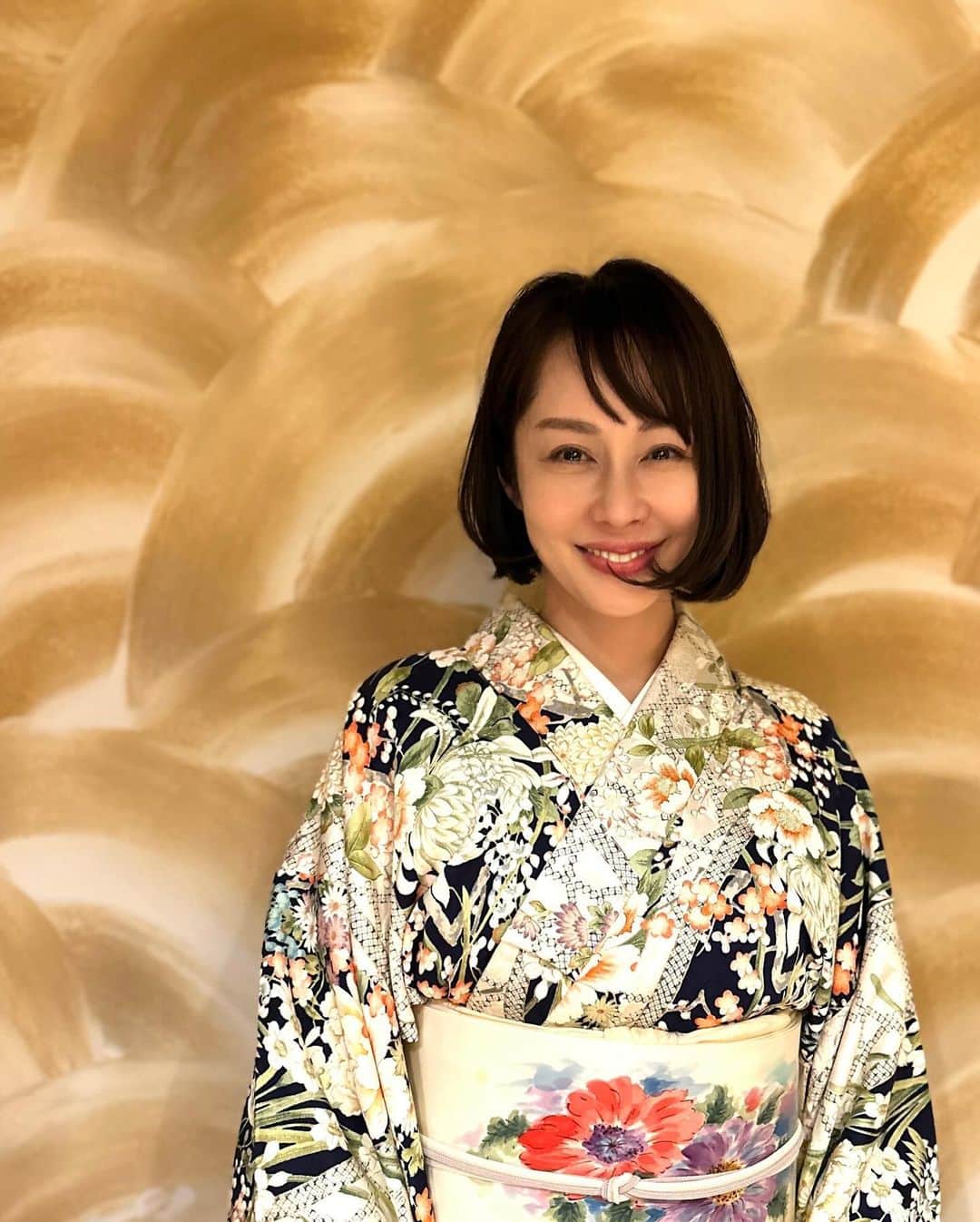 藤井美加子のインスタグラム：「✴︎ 着付け30分 やればできる！！  時間がなく一点集中で無駄な動きをしないせいか最短30分で完成！まだ荒は目立つけど。  更に考え過ぎずささっと合わせた帯とのバランスも良かったかも。  着付けに邪念は不必要と言う事でしょうか？  お着物小紋 ぬれがき友禅の帯です。」