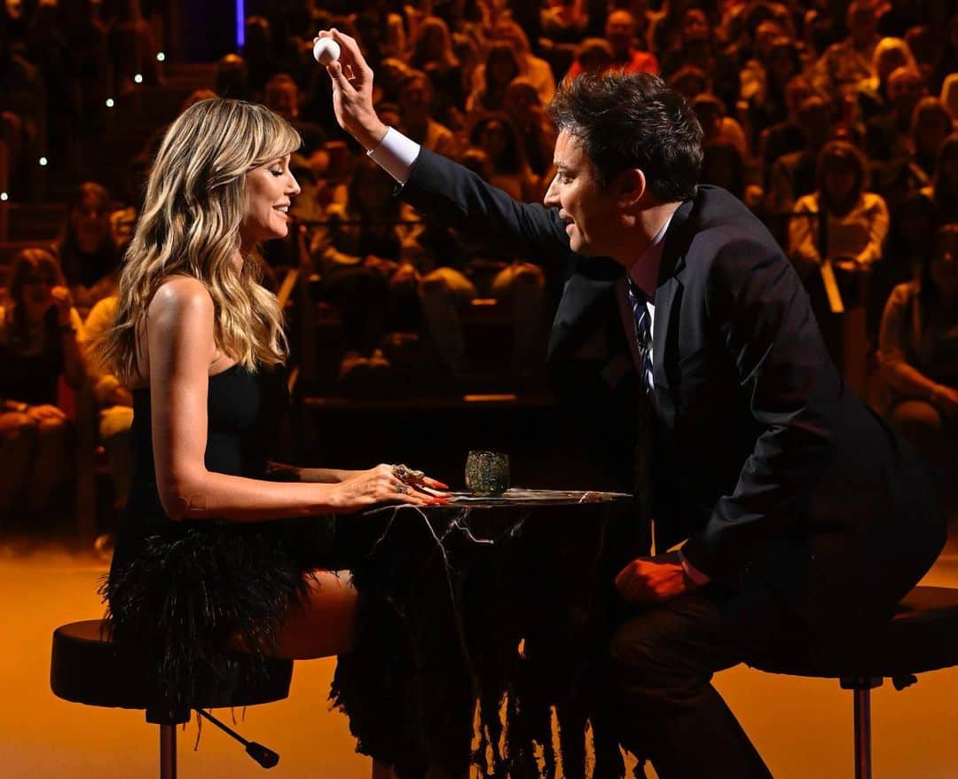 ハイディ・クルムのインスタグラム：「Is the egg raw or hard boiled?? 🤷‍♀️🤣 @jimmyfallon @fallontonight   📸: @toddowyoung/NBC」