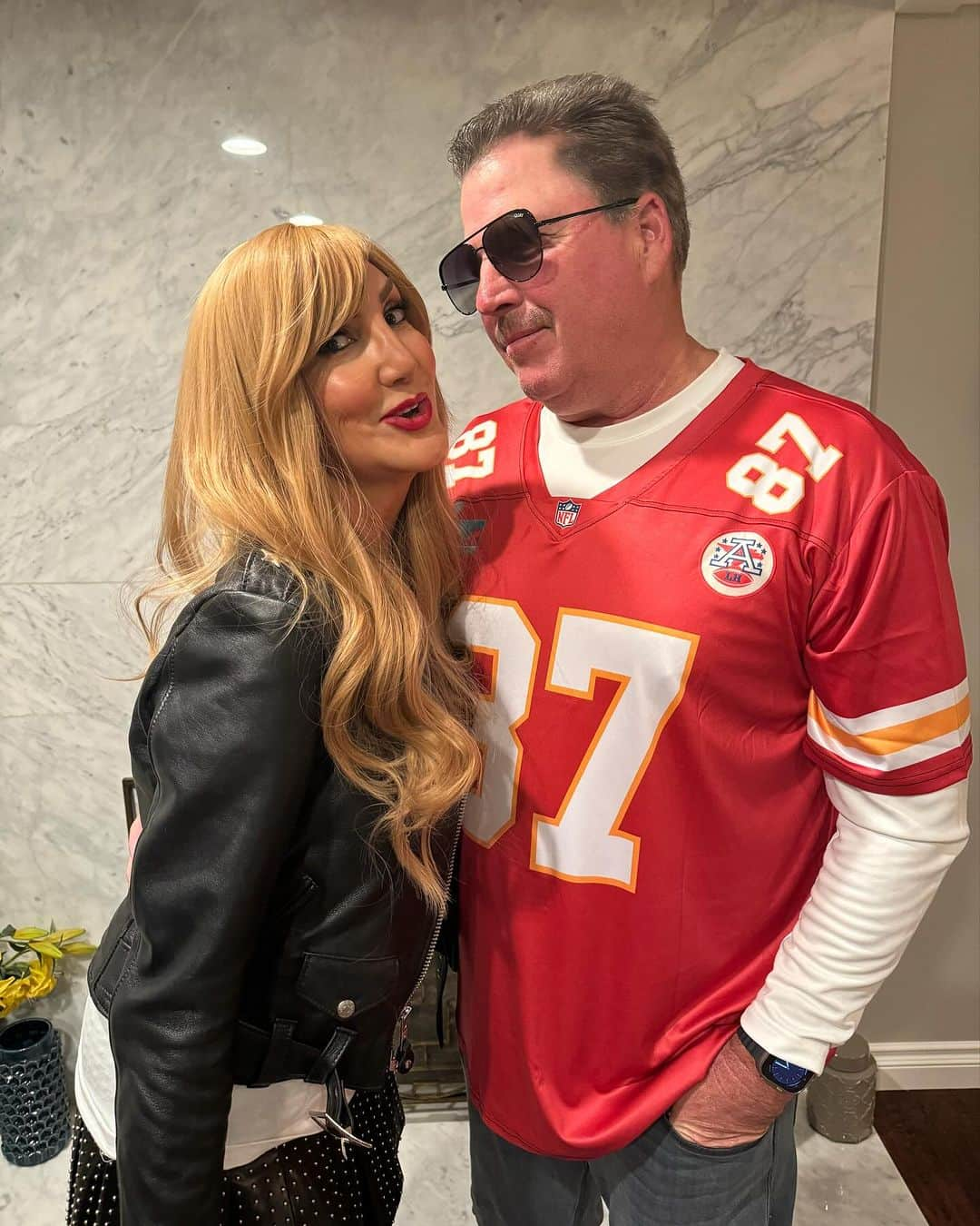 ヘザー・マクドナルドのインスタグラム：「#taylorandtravis #taylorswift #traviskelce #swifties #halloween #halloweencostume #juicyscoop #heathermcdonald #comedy #couple #couplecostumes #kansascitychiefs #redlips」