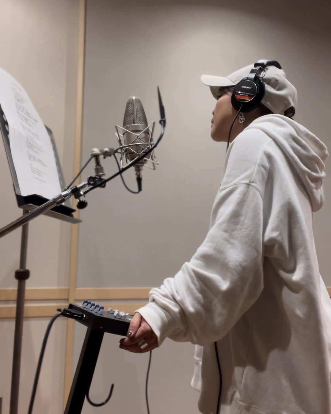 東里梨生のインスタグラム：「昨日は1日中レコーディングでした。 ソロオリジナル曲初REC🙌 感慨深いものがありました。 なんの曲かお察しの方もいますね😊  昔から世話になっているスタジオで 歌い慣れたマイクで 顔馴染みの皆さんと 安心感のあるレコーディングでした☺️  たくさん書きたいことはありますが それはリリースの時に🎵  ここからもう少し ブラッシュアップしていきますが、  ひとまず、私の中では また一歩踏み出せた感じです。  ディレクション津金澤さん、 アレンジャー松田純一さん エンジニアのみどりちゃん、百瀬さん 六スタの皆様 ありがとうございました！ 引き続きよろしくお願いします🫶  #recording #東里梨生」
