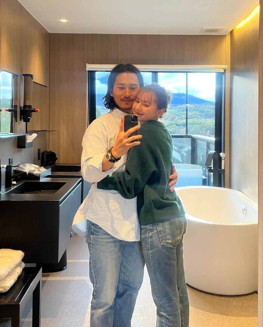 フランク奈緒美ロレインさんのインスタグラム写真 - (フランク奈緒美ロレインInstagram)「. . 良くんと久しぶりの軽井沢旅行👩🏼‍🤝‍👨🏽  @asamakuzanbo_official に 泊まってきたよ🍂  景色がめちゃくちゃ綺麗で、 オシャレなお部屋とラウンジ✨  空気も澄んでて葉っぱの揺れる音、 鳥の声、そしてお部屋で 自分達のペースで食べれるモーニングとディナー こんなにのんびりと宿で過ごす 旅行は初めてだったね☺️🤍  宿はペットも可でドッグランもあったし 外にシャワーもあったから 今度はお迎えしてまたリベンジできたい！！🐶🤍  ね！ @ryosekikawa くん！！笑 . . #軽井沢旅行#あさま空山望 #北軽井沢　#asamakuzanbo #国内旅行#旅行#ペット可ホテル #ペット可#フランク家#夫婦旅行#最初と最後のオンオフにも注目#最後は完全リラックスモード」10月28日 11時31分 - naomilorrainefrank