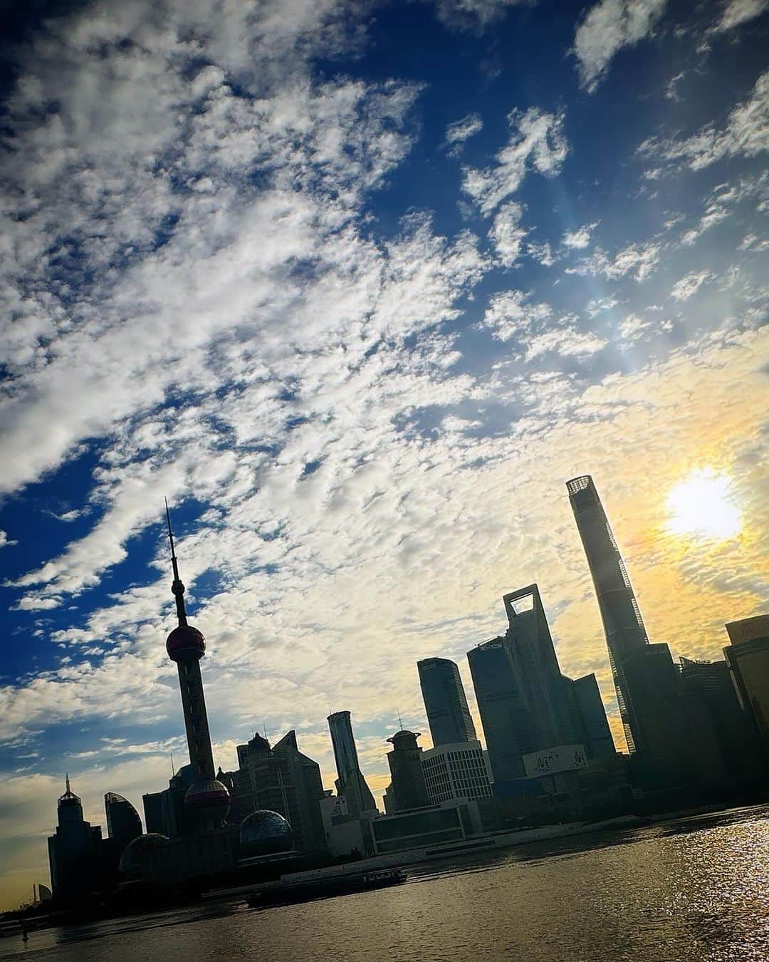 蜷川実花のインスタグラム：「上海お散歩。弾丸すぎてほぼどこも見れなかったので朝早く起きてズンズン歩きました。 あー気持ちよかった。 上海はなんか元気になる街だなぁ。」