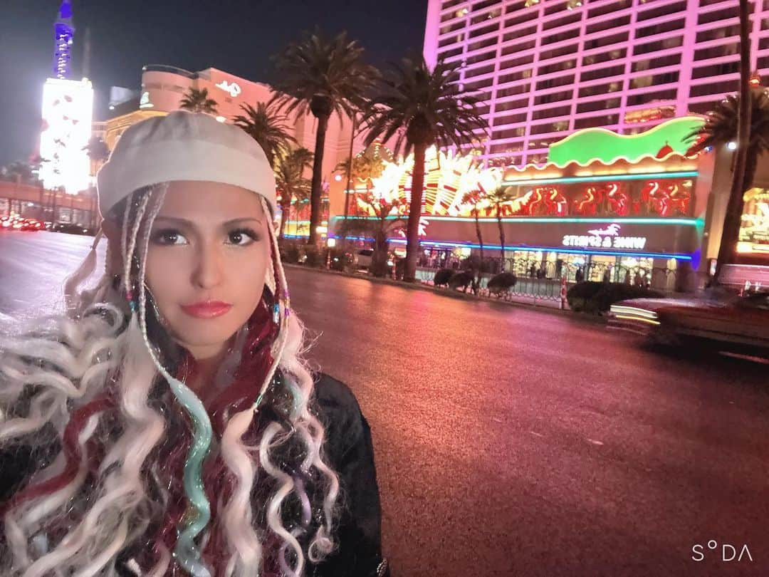 ジュリア・スターダムのインスタグラム：「Las Vegas strip 🇺🇸  #stardom #DDM #Donnadelmondo #njpwSTRONG #マフィアベラ　#mafiabella #OMG #バリバリボンバーズ #BX3 #prowrestler  #joshipuroresu  #giulia #スターダム　#ドンナデルモンド　#ジュリア #女子プロレス　#女子プロレスラー #コーンロウ #ブレイズ #バリアート」