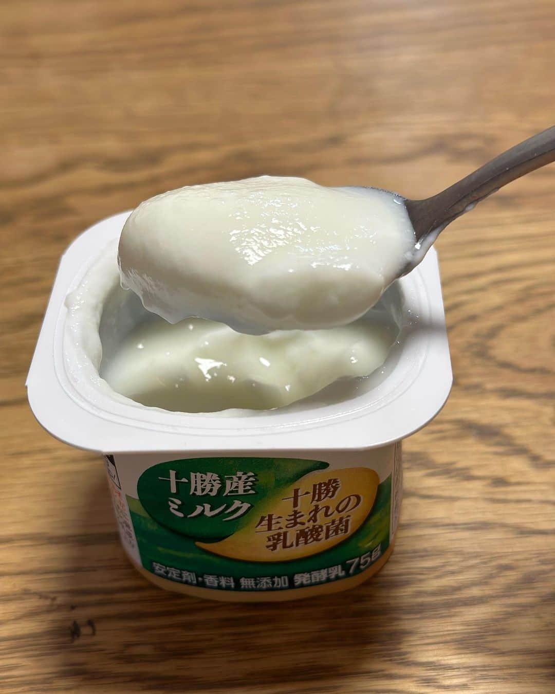 清水宏保さんのインスタグラム写真 - (清水宏保Instagram)「十勝で生まれ育ったからこそ十勝の素材がわかる、 新しくなった十勝ヨーグルト。 以前よりもっちりした食感でよりミルクを感じるヨーグルトです。  めっちゃ美味しいです。  #pr #meiji  #明治」10月28日 11時34分 - shimizu27hiroyasu