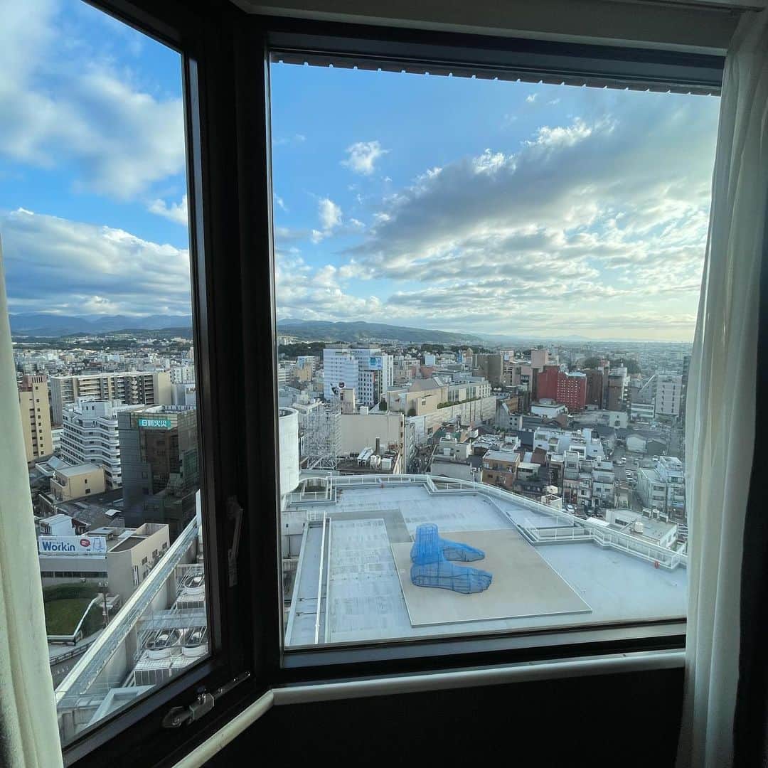 光永亮太さんのインスタグラム写真 - (光永亮太Instagram)「FM COCOLO「MOVE ON SATURDAY」内の「赤い風船 TRAVEL UPDATE」にて今日は金沢のオススメスポットその2をご紹介しました！   今回宿泊したホテル。香林坊にある金沢東急ホテルさんにステイ。まずエントランスがゴージャス。そして煌びやか。「金沢のおもてなしが息づくシティホテル」という名に相応しい！そしてエスカレーターで2階に上がるとそこには上質で和モダンなテイストのフロントとロビーが広がっています。高級感溢れるインテリアがまた美しい！   今回宿泊させていただいたのが「スーペリアツイン（ラグジュアリー）」。ドアを上げるとそこは開放的でラグジュアリーな空間。大きなベッドがふたつ。奥にはチェアが2脚とテーブルがある寛ぎスペース。お部屋はとにかく清潔で居心地が良く、旅の疲れを癒すには最適な空間。 洗面台が高くて使いやすかった！わざわざ屈まずに使えるっていうのは優しい。そしてとにかく窓が大きい！金沢市内を見渡せるので気持ちいい！   レストラン「マレ・ドール」でいただいた朝のビュッフェも種類が豊富！こちらの名物はなんといっても「金澤焼きそば」。鴨肉、すだれ麩、小松菜、にら、えびと豊富な食材とそばを金澤大野醤油で味付け。今年の1月、このホテルで行われた第72期王将戦7番勝負で勝負飯に選ばれたという逸品！こちら、なんと朝からビュッフェでいただけちゃいます！味はというとソースではないのでさっぱりしながらもコクがあり、食べ応え満点。今回、快適な金澤ステイをさせていただきました。洗練された金沢東急ホテルさんをぜひ金沢旅の拠点にいかがでしょうか？   取材2日目は妙立寺へ。通称「忍者寺」と呼ばれるお寺。 忍者がいたから「忍者寺」ということではありません。「忍者寺」と呼ばれるのには、そのお寺の複雑な構造が理由にあります。 とにかくここがめちゃくちゃ面白かった！大人の社会科見学にぴったりな場所。   そもそもこの妙立寺は鼻毛を伸ばしてバカ殿を演じた三代藩主・前田利常が幕府対策に建立したもの。 百万石の禄高を誇る外様大名だった加賀藩は、常に徳川幕府の監視対象だったことから、万が一にも幕府軍が攻めてきたときに迎え撃つための出城として整備されたのがこの妙立寺、というわけ。   相手が攻めてきた時のために撹乱させる様々な仕掛けがあるのですが、これがとにかく面白い！ 例えば賽銭箱。お寺には必ずあるものだとは思いますが、こちら、落とし穴にもなっていて、万が一敵が侵入してきた時は捕えることができます。 そして本堂に向かって左側、少し奥まった階段への渡り廊下の床板は外せるようになっています。その床板を外すと何とそこには第2の落とし穴が！その下には兵士たちが待ち構えていて、一網打尽できる、という仕掛け。ガイドさん曰く、二つの落とし穴があることで「ここはただのお寺ではないぞ」という心理的な揺さぶりを相手にかけることを狙ったのだそう。聞けば聞くほど頷けて面白い。  他にも昔ながらの「自動ロック」を再現した扉や、一度入ったら内側からは開けられない「切腹の間」、刀を振り回せないように天井を低くした間など巧妙な仕掛けや当時のアイディアの数々にただただ驚嘆。それらを説明とともに聞いて回るのですが、私、楽しすぎて大興奮！！このお寺を建立した方々、天才です。大人も子供も大興奮の40分のマジカルタイムワープミステリーツアー。金沢に行ったら絶対に行ってほしい超オススメスポット！ ただしこちらを拝観するには事前予約が必要です！お忘れのないように！   続いてはひがし茶屋街へ！とにかくここが和の趣と情緒を感じる最高に素敵な場所！歩くだけでタイムスリップしたかのような気持ちに。そして秋風と相まって最高の散策となりました。外国人観光客が喜ぶものだけではなく、お洒落なお箸屋さんや雑貨屋さんもたくさんありました。とにかく歩くだけでも楽しめる場所。   ひがし茶屋街といえば忘れてはいけないのが箔一の「金箔ソフト」。箔一にちなんでお値段も¥891！ 濃厚なソフトクリームに店員さんがピンセットで金箔を剥がして貼ってくれます！金箔もソフトクリームが半分隠れてしまうほど。お金持ちになった気分（笑）。これがまた美味しい！   そして最後は尾山神社！加賀藩祖・前田利家公と正室お松の方を祀る由緒ある尾山神社。全国的にも珍しい和漢洋の3つの建築様式が用いられた「神門（しんもん）」。これが見たことのない絶妙なバランス。 つい心を奪われてしまいました。国の重要文化財にも指定されていて、特に最上階に嵌め込まれたステンドガラス（ギヤマン）が息を呑む美しさ！そして上には日本現存最古の避雷針が施されています。  本堂に向かって右の方に歩いて行くと前田利家公の像があったりと見どころ満載。こちらもぜひ足を運んでいただきたい場所。   今日ご紹介した場所も含めて、赤い風船で「秋の金沢」満喫してください！ ひゃー、まだまだ余韻に浸っています！   #にこTA #赤い風船 #日本旅行 #金沢東急ホテル #妙立寺 #ひがし茶屋街 #箔一 #金箔ソフト #尾山神社    @west_akafu」10月28日 11時41分 - mitsunagaryota