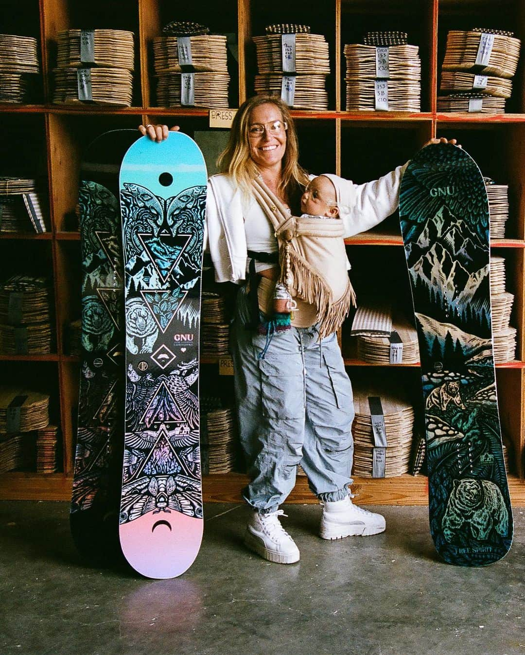 ジェイミー・アンダーソンさんのインスタグラム写真 - (ジェイミー・アンダーソンInstagram)「Brought little Misty to @mervinmfg in Washington last week! Proud to share how her mammas @gnusnowboards are made - with lots of love, intention, and sustainability in mind 💙🌎🌲🙌♻️  So good to see the Mervin fam, so much love and appreciation for this brand 🙏🫶🙌」10月28日 11時44分 - jamieanderson