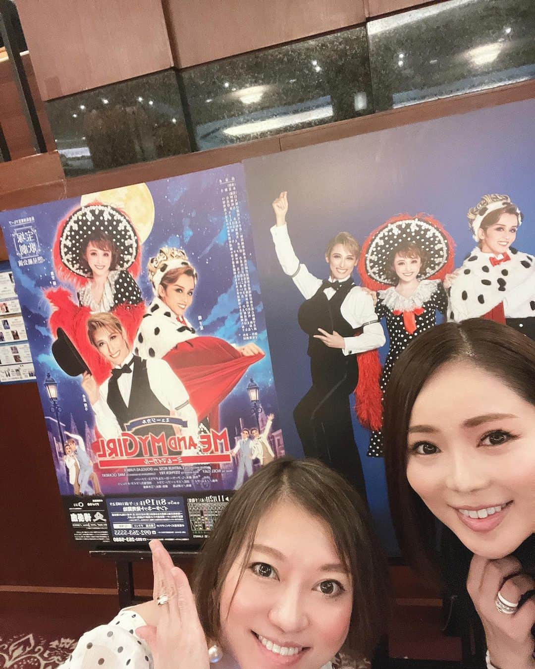 近藤英恵さんのインスタグラム写真 - (近藤英恵Instagram)「博多座で「ME AND MY GIRL」観劇❤️🖤  ビル役替わりコンプリート🙌 全然違ってどっちも素敵✨　 水美さんは🍺、 暁さんは🏙️で自己紹介するのね✨  デュエットダンスのお衣装の色が違うのも滾りました🩵🩷  ハプニングがあって補助席観劇、 さやかさんと爆笑🤣🤣🤣  泣けて笑えるハッピーミュージカル✨ ミーマイ大好き最高❤🖤  #博多座#ミーアンドマイガール#ミーマイ#ビル役替わり#ありちゃんビル#正装の着こなし#🤵#マジで血筋がものを言うビル#🎩#🍎#小物の扱いに緊張感#これまた可愛い#🙌#🌈#はなちゃんの観劇日記」10月28日 11時45分 - hanachan93