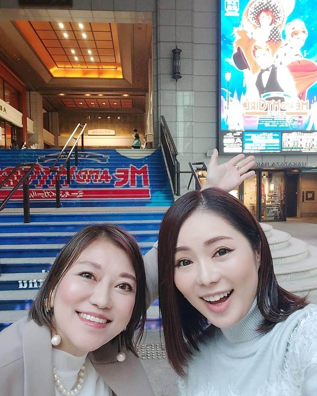 近藤英恵さんのインスタグラム写真 - (近藤英恵Instagram)「博多座で「ME AND MY GIRL」観劇❤️🖤  ビル役替わりコンプリート🙌 全然違ってどっちも素敵✨　 水美さんは🍺、 暁さんは🏙️で自己紹介するのね✨  デュエットダンスのお衣装の色が違うのも滾りました🩵🩷  ハプニングがあって補助席観劇、 さやかさんと爆笑🤣🤣🤣  泣けて笑えるハッピーミュージカル✨ ミーマイ大好き最高❤🖤  #博多座#ミーアンドマイガール#ミーマイ#ビル役替わり#ありちゃんビル#正装の着こなし#🤵#マジで血筋がものを言うビル#🎩#🍎#小物の扱いに緊張感#これまた可愛い#🙌#🌈#はなちゃんの観劇日記」10月28日 11時45分 - hanachan93