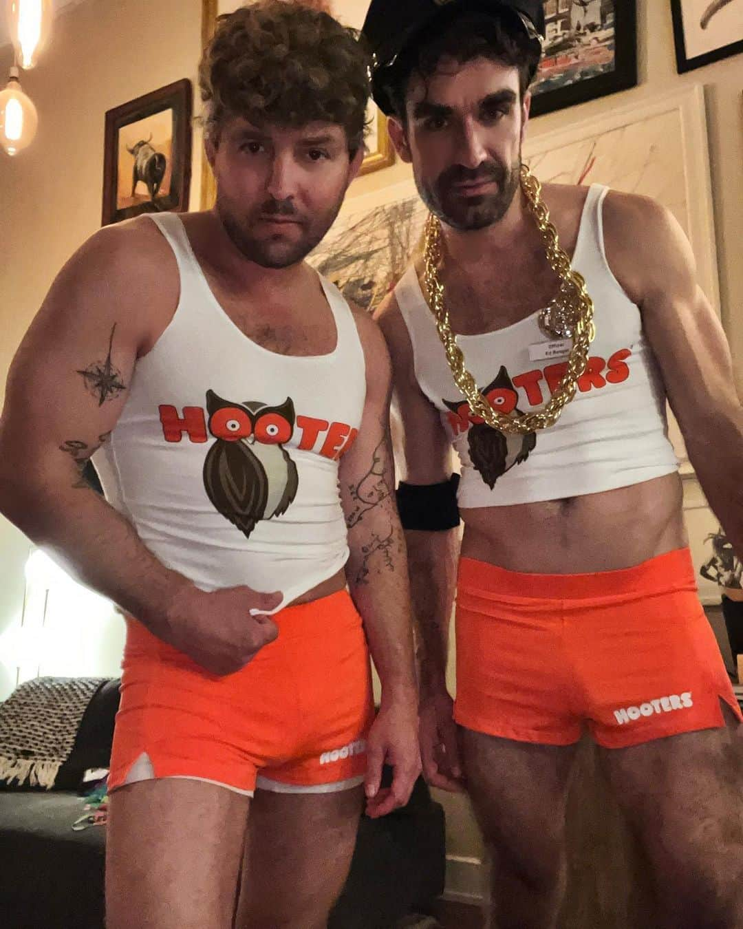 ティモウェイランドのインスタグラム：「🦉Hooters Boys, at your service… @fakejasonpower @hooters …Delightfully tacky, yet unrefined! 🧡 cc: @kevin_nee」