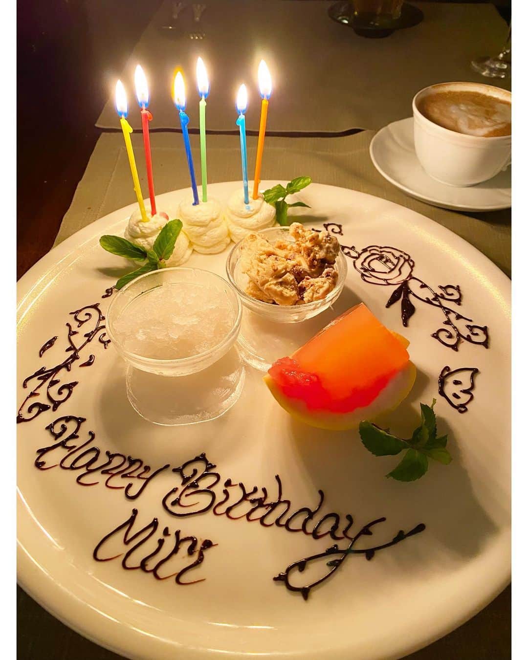 デコウトミリさんのインスタグラム写真 - (デコウトミリInstagram)「家族がお祝いしてくれた時の🍽️💕 　  最近、お誕生日を言い訳にたくさん食べてたので そろそろダイエットしないとだなぁ🥺」10月28日 11時47分 - miridecouto