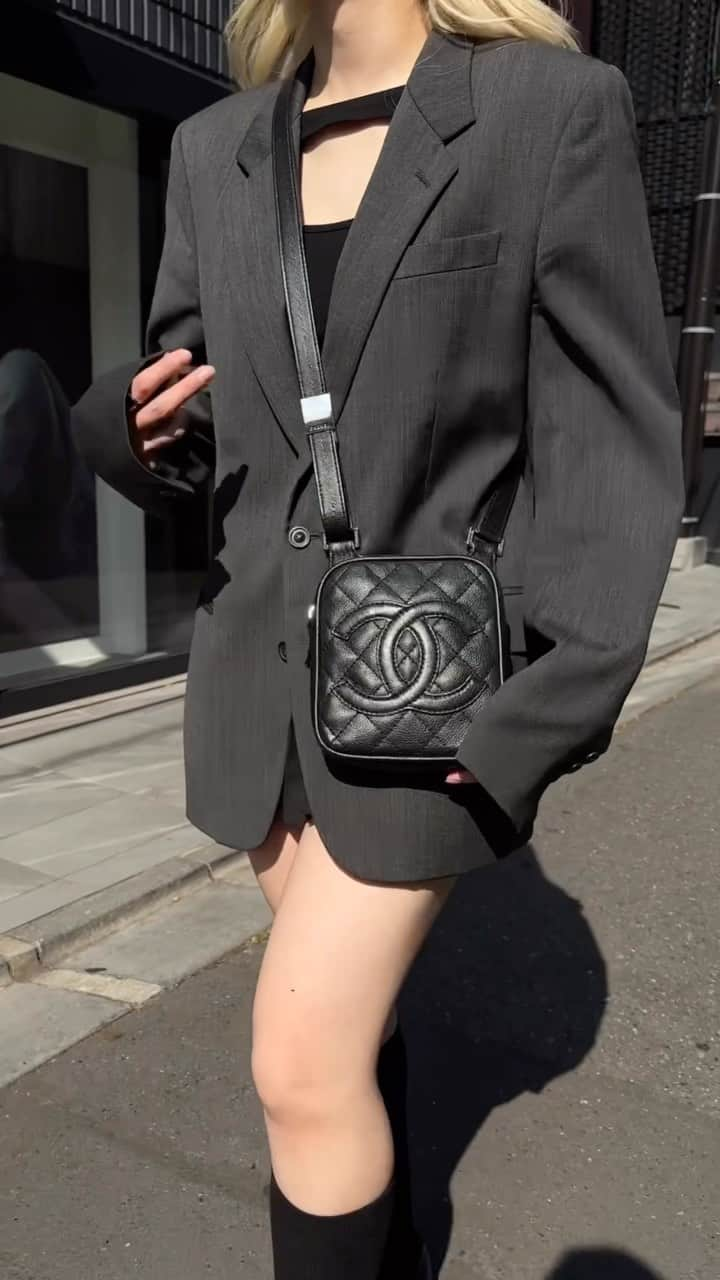 Vintage Brand Boutique AMOREのインスタグラム：「Vintage CC Crossbody Bag in Black Caviar  Store limited item! DM for more info📩 Product code : 190321  #chanelbag #chanelvintage #chanelcrossbody #chanelmessenger #chanellover」