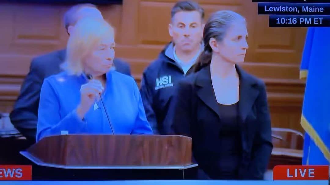 マーリー・マトリンのインスタグラム：「I got chills watching this. THANK YOU  @governorjanetmills for your powerful acknowledgment of the ASL interpreter. And thank you @cnn for showing the interpreter on screen the whole time. #lewiston strong #deafcommunity strong 🤟🏻」