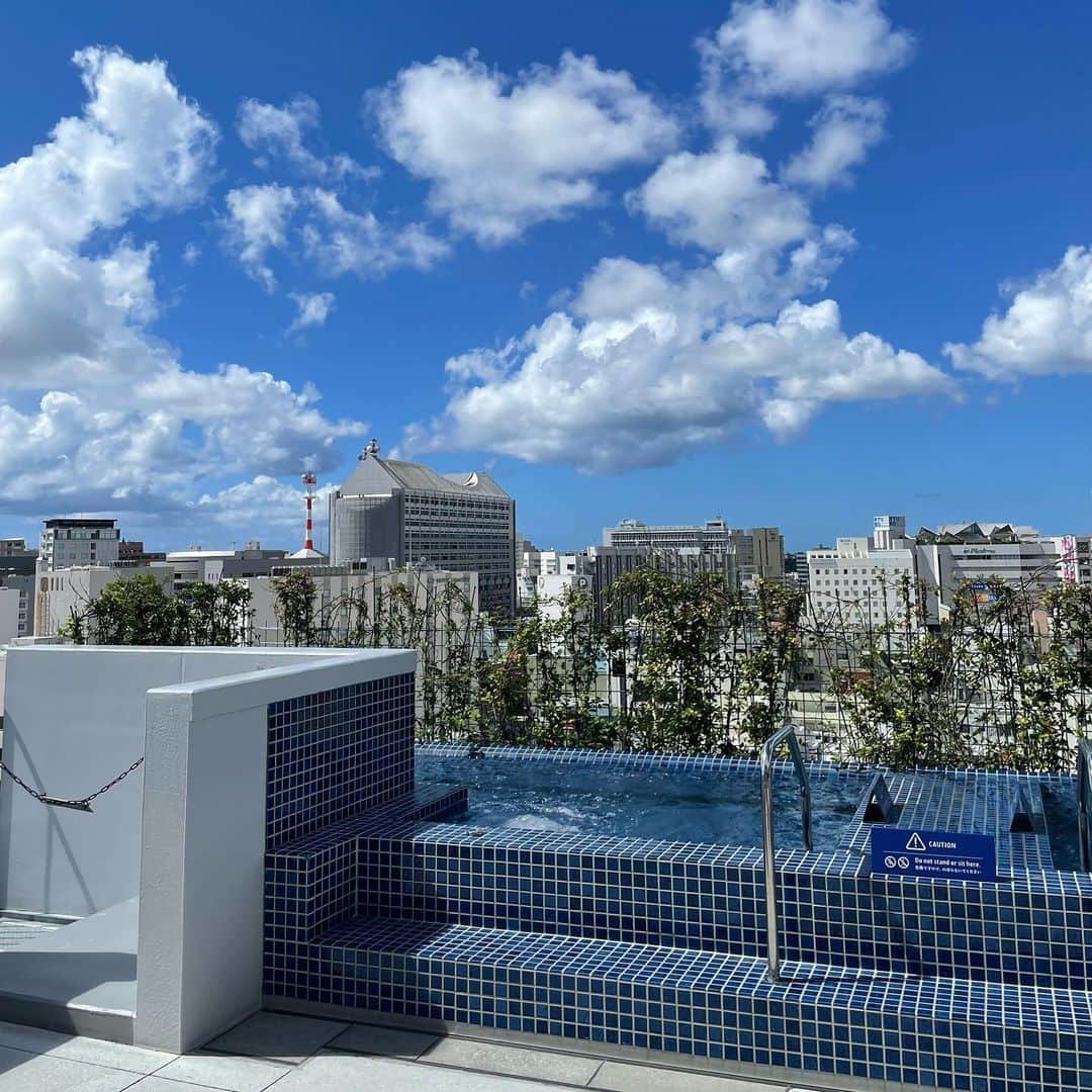 miriishiiさんのインスタグラム写真 - (miriishiiInstagram)「🐬 ⁡ @southwestgrandhotel のプールは 空が水面に反射する広々とした屋内プールと、 沖縄の太陽が燦々に降り注ぐ屋外プールの2つあります🙆‍♂️ ⁡ 屋上には最高な雰囲気のサウナも！ 沖縄の景色をみながら整うことができるつくりだったので、 サウナーの方はもうお願いなので行ってください🧖‍♂️ （もはやお願い） ⁡ ちなみにお部屋についている かわいいフード付きのロゴ入りウェアは プールやサウナに行く時に 部屋から水着の上に着ていってOK🤍 ロゴ入りのトートバッグとビーチサンダルは 持って帰ってOKです！嬉しい〜☺️👏 ⁡ ⁡ ⁡ #ミリ旅 #OKINAWA  #SouthwestGrandHotel ⁡」10月28日 11時58分 - miriishii