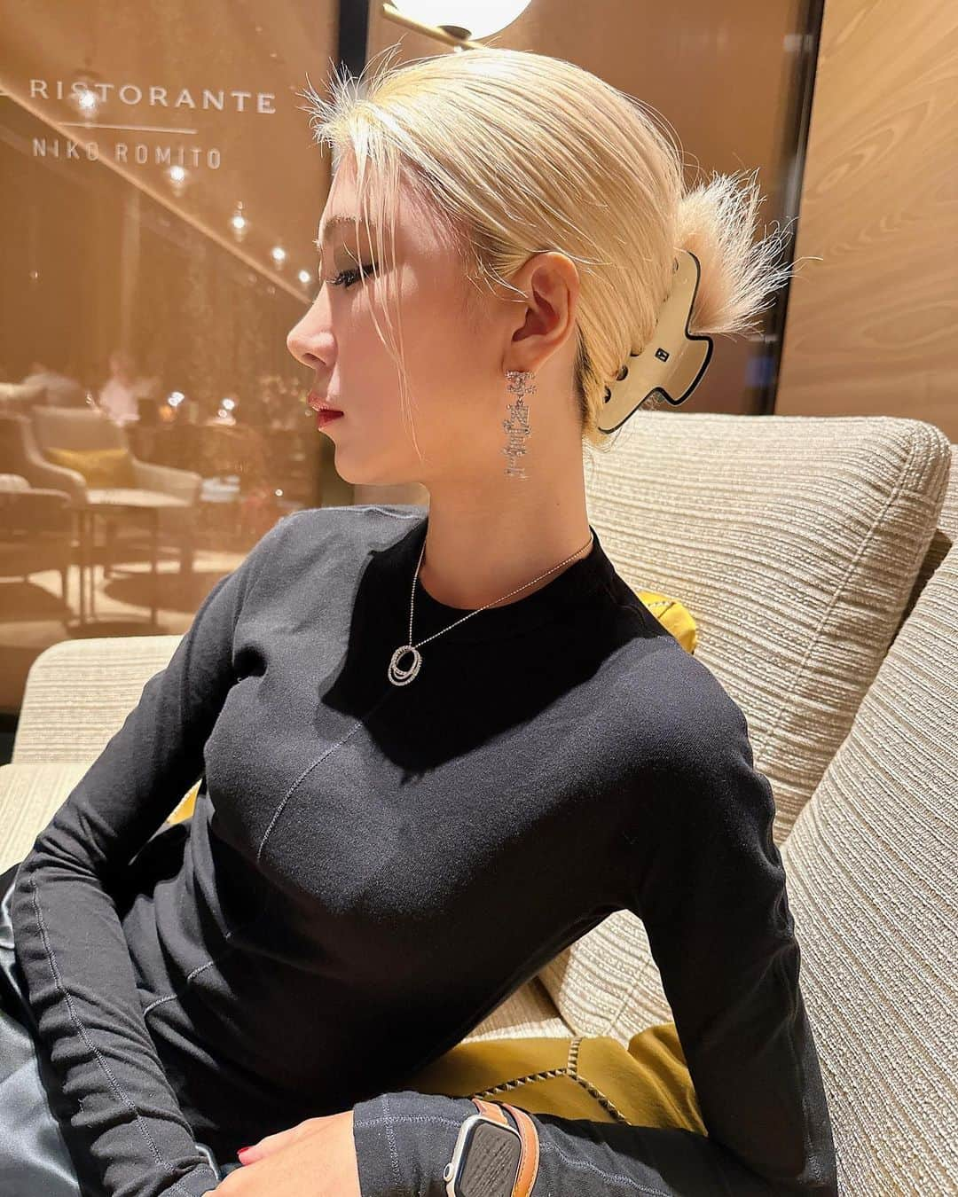 坂井雪乃さんのインスタグラム写真 - (坂井雪乃Instagram)「📍BVLGARI HOTEL LOUNGE🍸🖤  ディナー前にお腹空きすぎてラウンジでアペ🍾🥂 ロゼも美味しくて生き返ってご機嫌🤭🥰  いつもありがとう🤴🥔🥹✨✨ #ブルガリホテル東京 #bvlgarihotel #lounge #ラウンジ #bar #ホテルラウンジ」10月28日 11時59分 - yukino_sakai