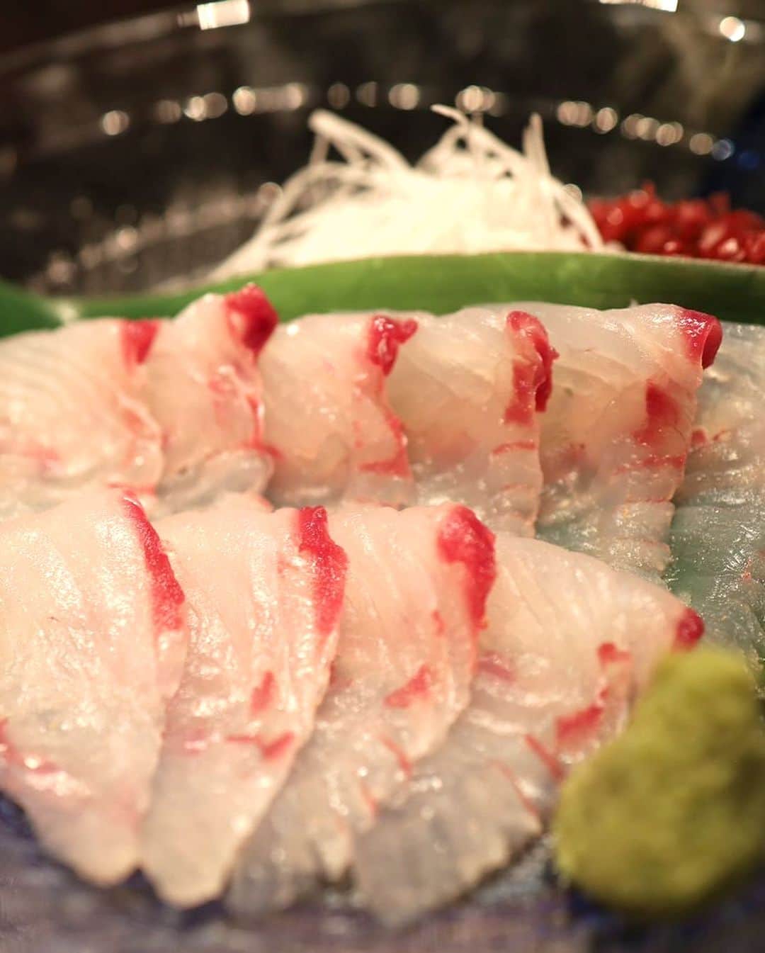 おごせ綾さんのインスタグラム写真 - (おごせ綾Instagram)「新潟駅周辺で最強に新鮮なお魚を食べたい人に教えちゃいます！  実際に市場の競りに同行させて頂きました！  今回は、駅南のSeiさんと誠漁丸さんのご厚意で、競りという貴重な体験に同行させていただくことができました☺️  今日漁れた魚を今日競り落とし 最強に新鮮なお魚は、すぐに店に持って行き仕込みをしてお刺し身やお寿司に✨✨✨ 巨大なヒラメを目の前でおろしている姿に見入ってしまいました✨  食べたら別格すぎて誰しもが感動します  実際体験し、実際に食べ、これ以上新鮮なお魚をリーズナブルに食べれるとこある？って思ったオススメのお店です🐟🐟  新潟に来たらぜひ行ってみてください✨✨✨  @seihonten  #新潟 #Sei #誠漁丸 #PR」10月28日 11時59分 - ogose0123