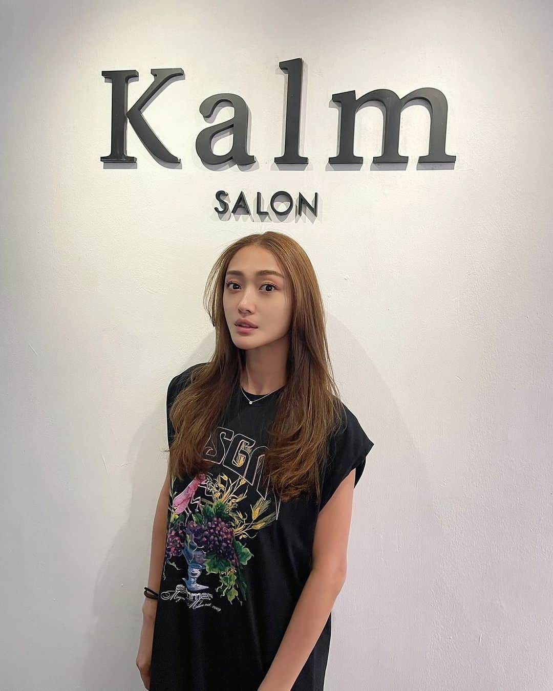 小林明実のインスタグラム：「@kalmsalon_singapore  カラーリングと 育毛のヘットスパ✨ 抜け毛がだいぶ治って 頭皮を綺麗にしてもらった✨ ありがとうございます✨ @tomoishikura  @aibon0610   #ヘットスパ #美容室」
