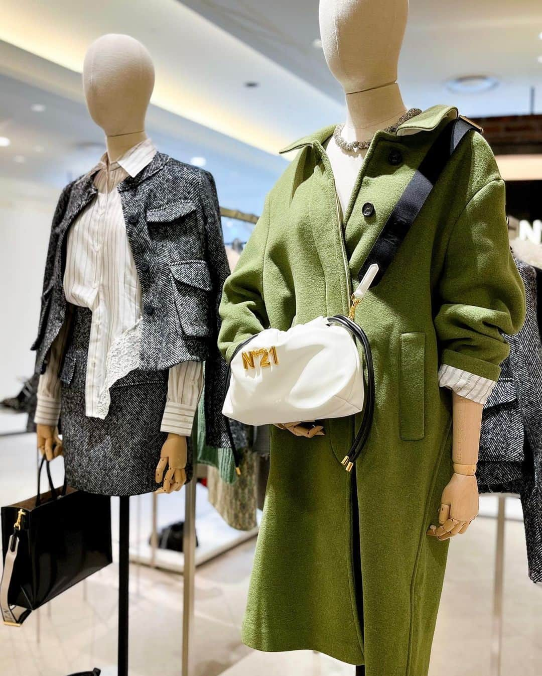 HANKYU.MODEのインスタグラム：「. 𝙉𝟮𝟭 𝟮𝟯𝘼𝙒 𝙉𝙀𝙒 𝙊𝙐𝙏𝙀𝙍𝙎 At 3F MODE  「N21」から23年秋冬新作アウターをご紹介。  Page1‐2 ボディ左 ジャケット　137,500円 シャツ　129,800円 スカート　86,900円 バッグ(W32.5×H24×D10.5㎝)　97,900円  ボディ右 ネックレス　93,500円 コート　143,000円 バッグ(W30×H21×D6㎝)　93,500円  Page3‐4 ニットアウター　198,000円 スカート　165,000円 ブーツ　135,300円 バッグ(W45×H30×D70㎝)　97,900円  Page5-6 トップス　42,900円 アウター　217,800円 スカート　75,900円 パンプス　154,000円  Page7 左)コート　198,000円 右)コート　217,800円  Page8 コート　143,000円 スカート　82,500円 シューズ　115,500円 バッグ　107,800円  Page9　ニット　86,900円  Page10 　ジャケット　107,800円  #N21 #ヌメロヴェントゥーノ #ヌメロ #ツイードジャケット #ツイードスカート #ミニスカート #ニット #ロングブーツ #ローファー #23AW #ファッション #ootd #hankyumode #hankyumode23aw #hankyumode23awouter #hankyumode23awaccessory #hankyu #阪急百貨店 #阪急うめだ本店 #阪急本店 #うめはん」