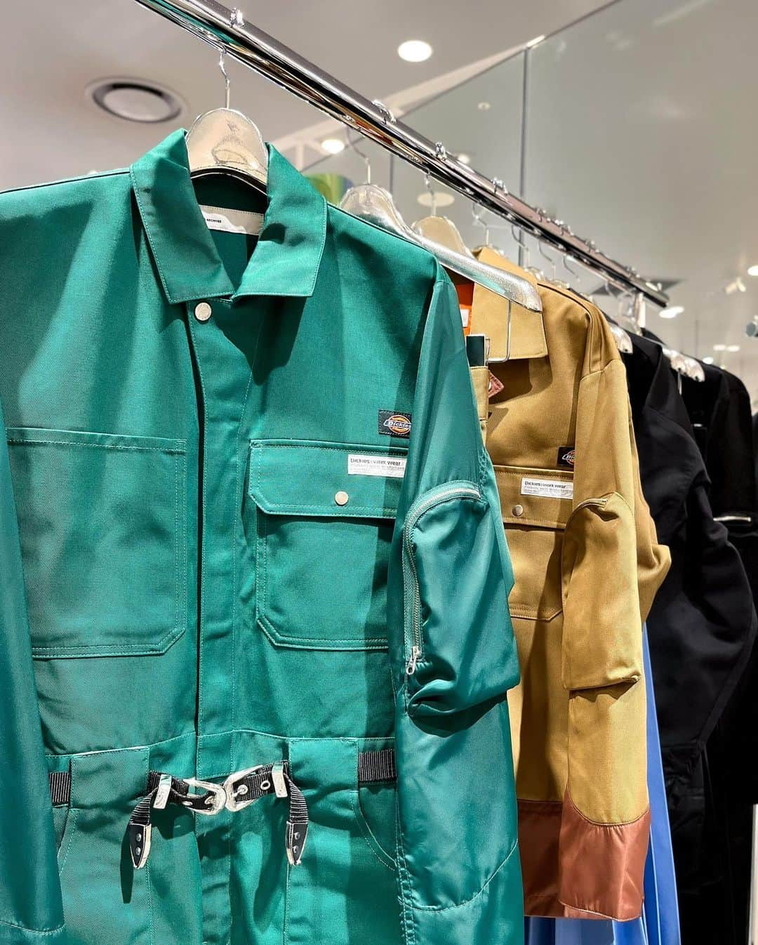 HANKYU.MODEのインスタグラム：「. 𝙏𝙊𝙂𝘼×𝘿𝙄𝘾𝙆𝙄𝙀𝙎 𝘾𝙊𝙇𝙇𝘼𝘽𝙊𝙍𝘼𝙏𝙄𝙊𝙉 At 3F MODE  世界110ヶ国以上で展開し愛される、ワークカジュアルブランド DickiesとTOGAのコラボレーション第3弾が登場！ 丈夫で汚れにくいDickiesならではのT/Cツイル素材を使用したワークパンツや、TOGAのアイコニックなダブルバックルベルトが施されたジャンプスーツや、TOGAオリジナルパターンのスカート等、両ブランドのこだわりが詰まった全4型がラインアップ。  Page1.2 ジャンプスーツ　64,900円 Page3.4 ブルゾン　53,900円 Page5.6 スカート　39,600円 Page7.8 パンツ　33,000円  #toga #dickies #トーガ #ディッキーズ #togadickies #hankyumode #hankyu #阪急うめだ本店 #阪急本店 #うめはん #ファッション  #トレンドファッション  #hankyumode23aw #hankyumode23awwear #23aw #ジャンプスーツ #ジャケット #プリーツスカート #コラボレーションアイテム」